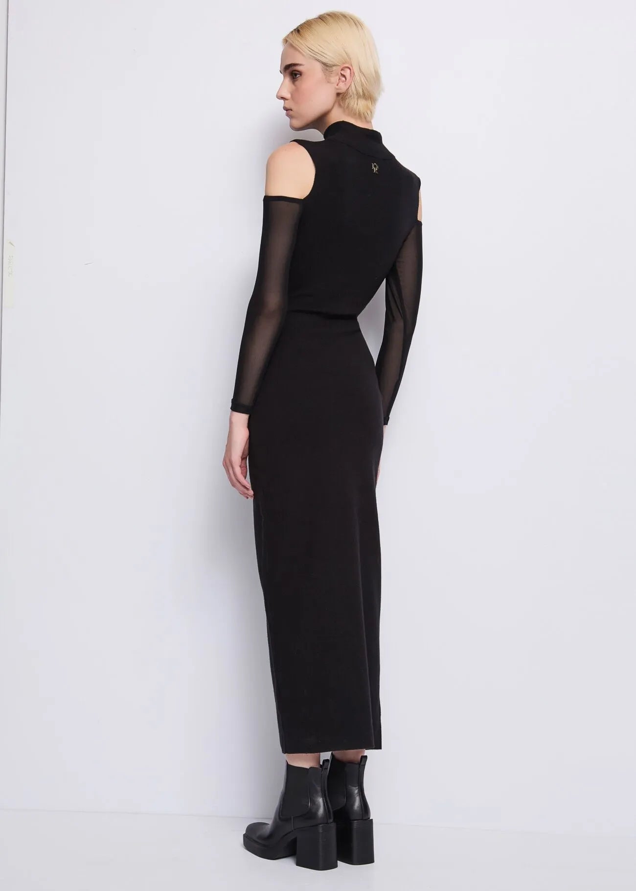 Abito nero in maglia con tulle