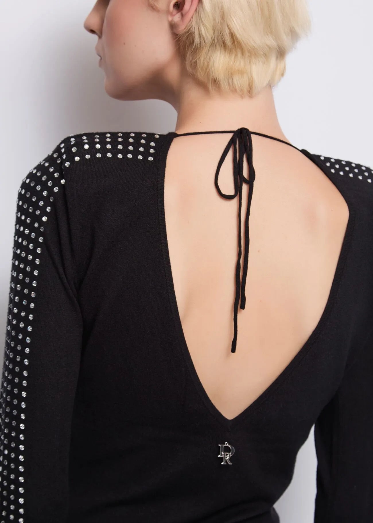 Abito nero in maglia con pietre