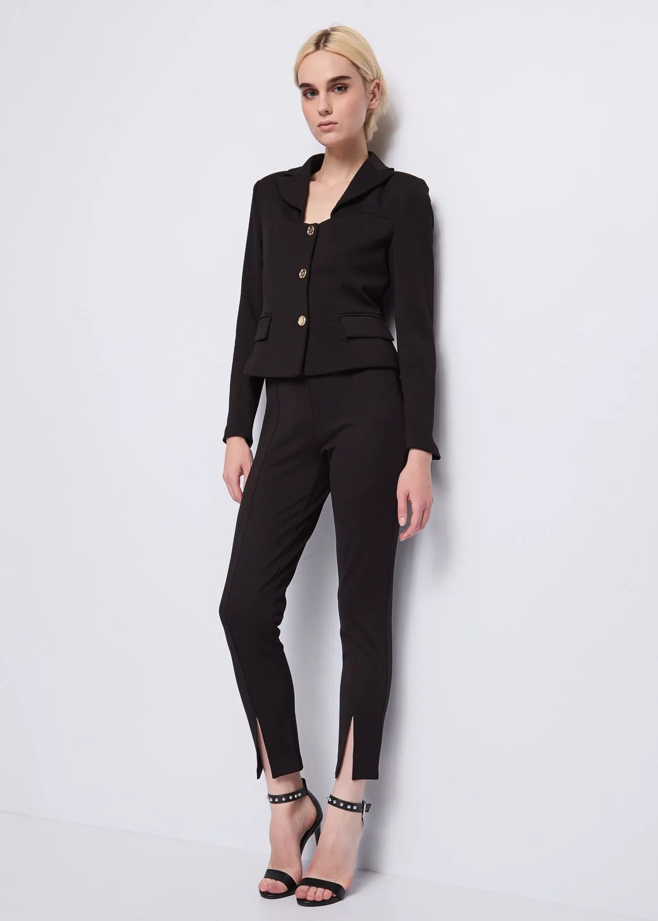 Pantaloni neri con spacchi