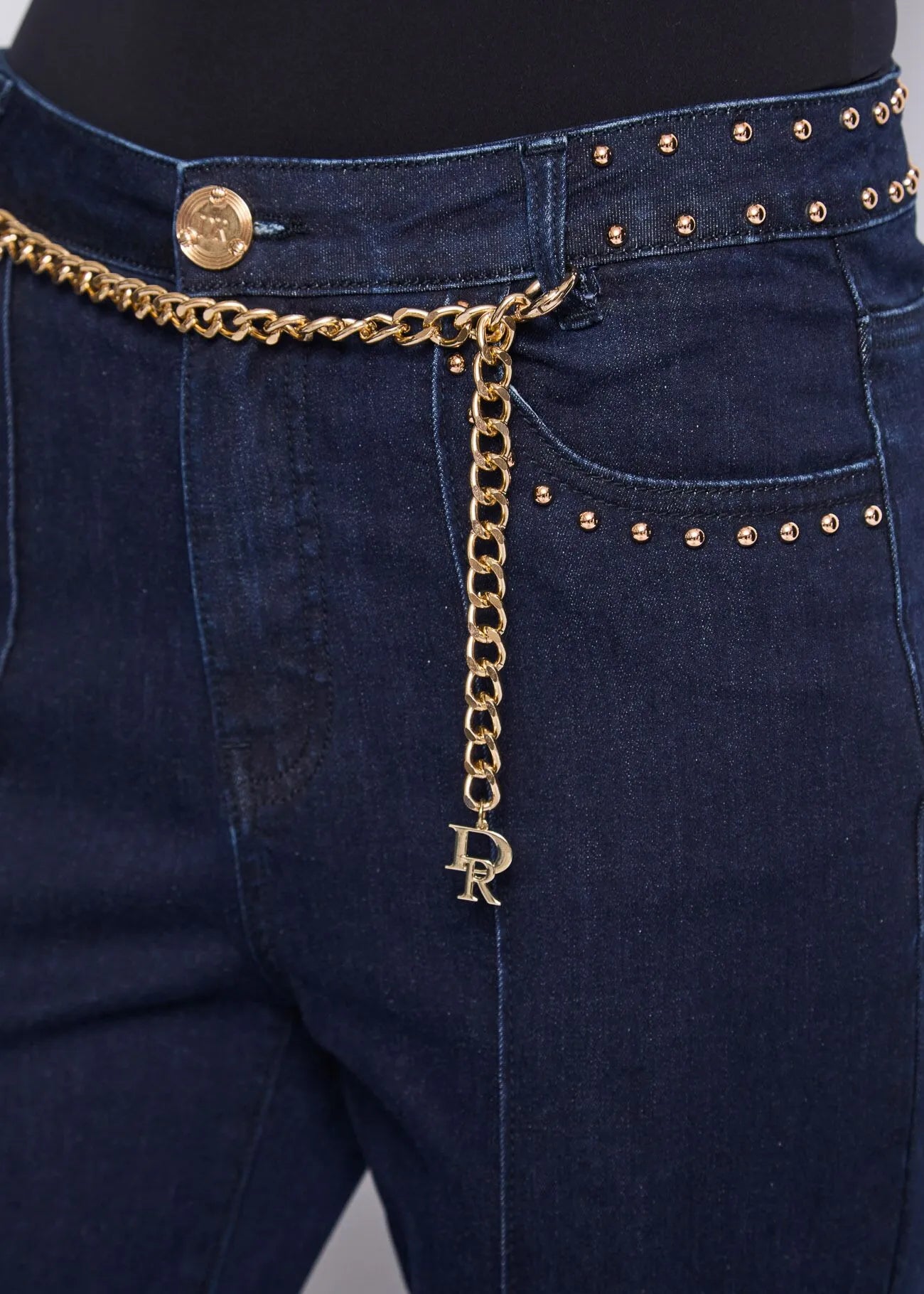 Jeans con catena e borchie