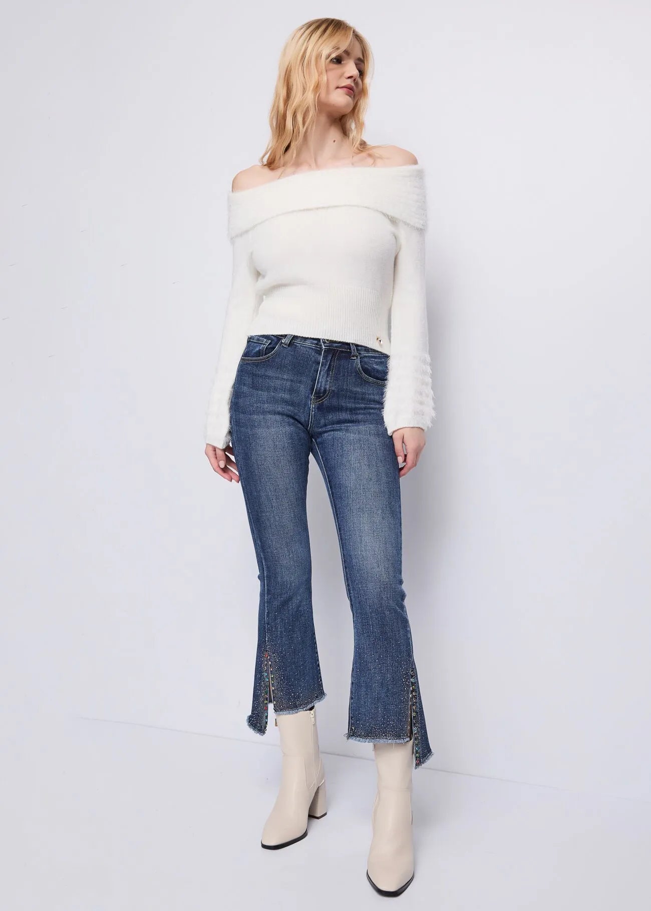 Jeans a zampa in cotone con strass