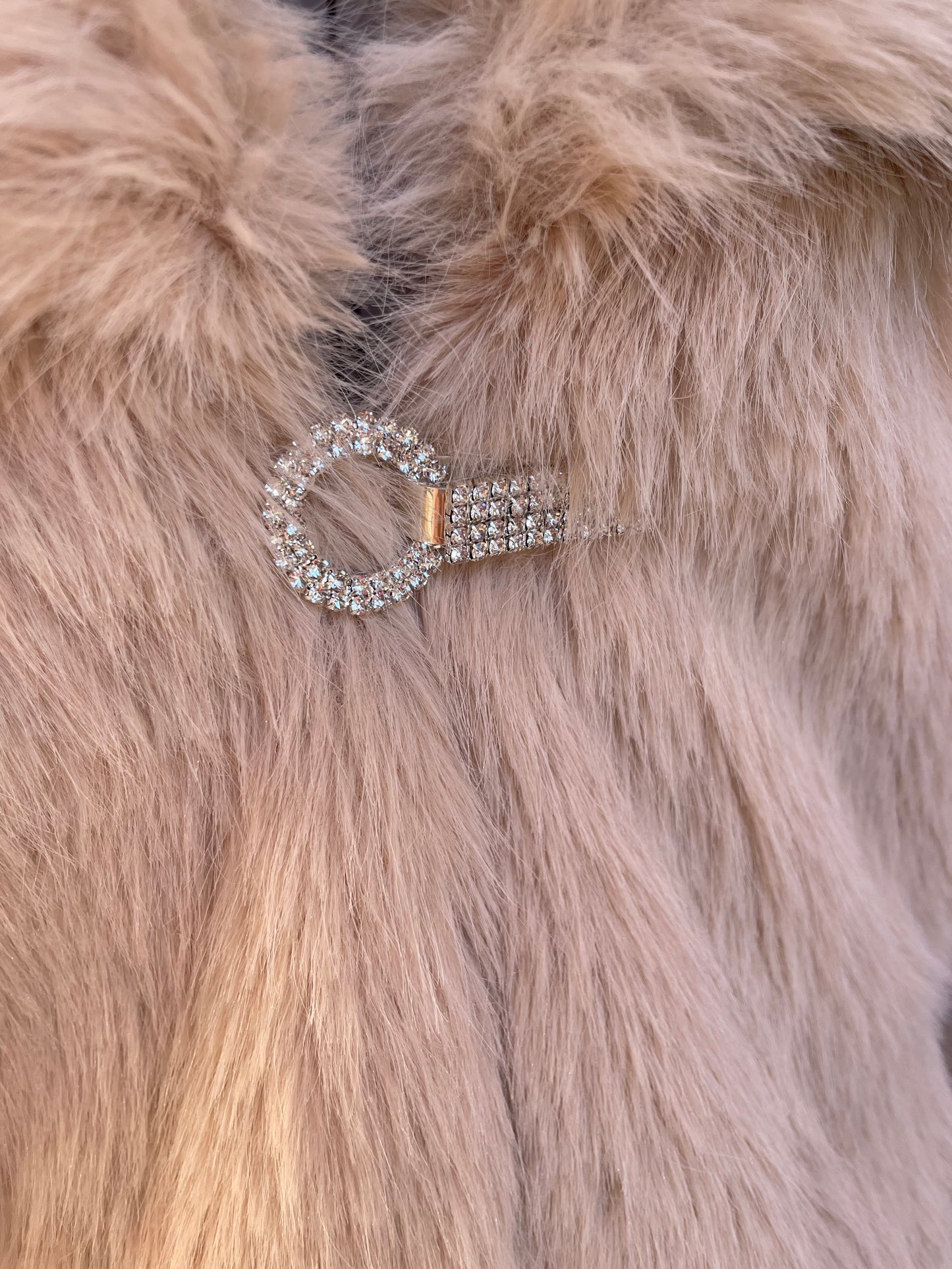 Pelliccia ecologica con pietre