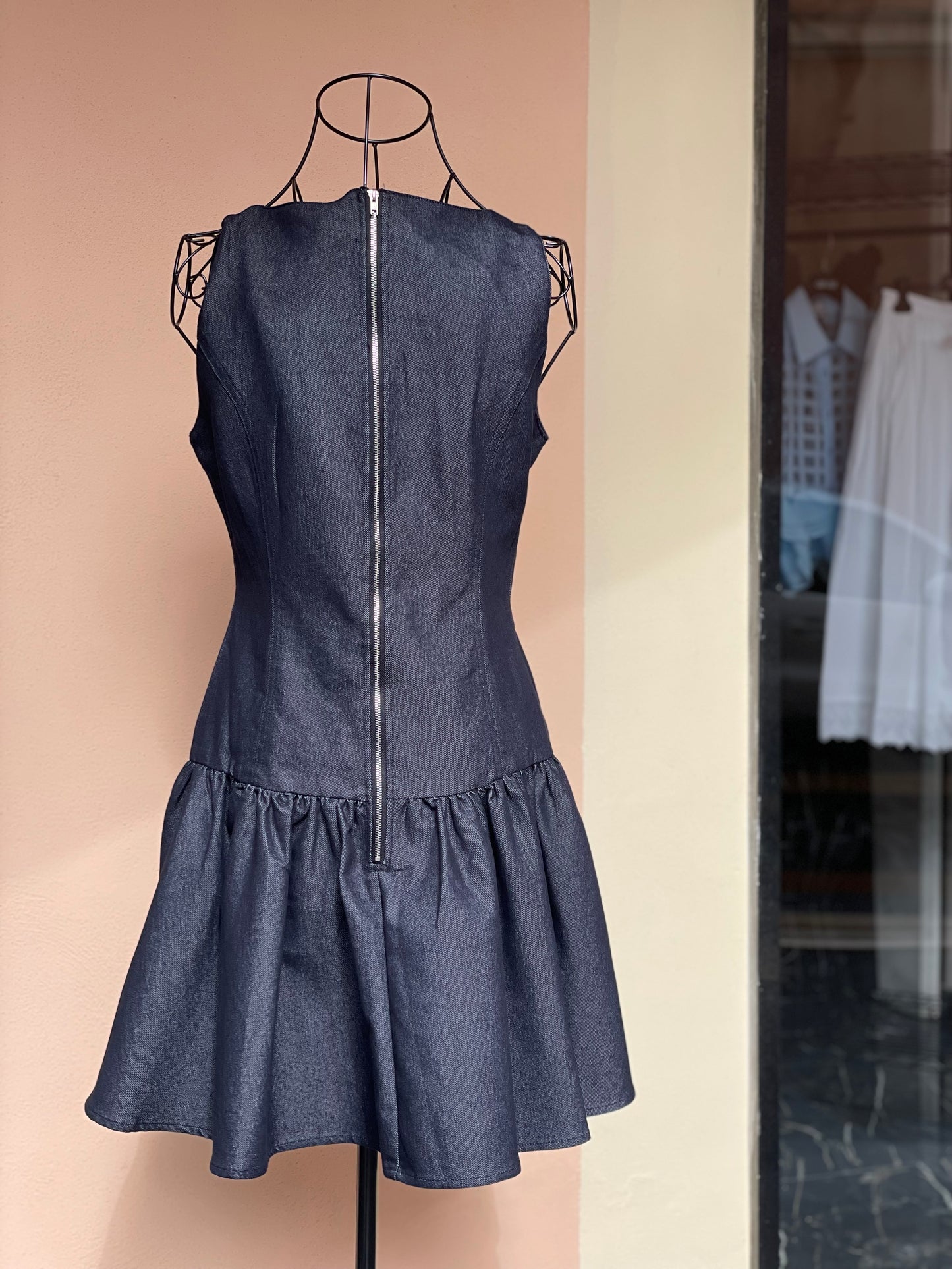 Abito smanicato in denim