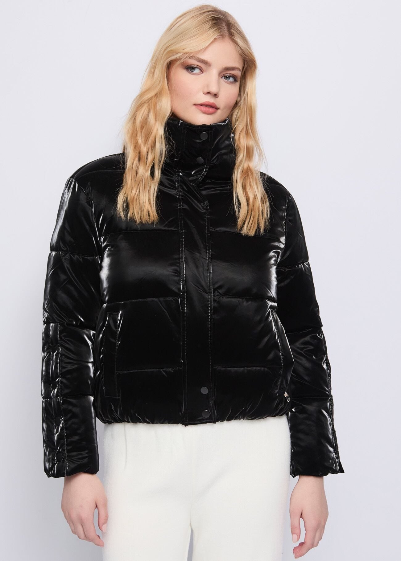 Piumino nero in nylon lucido