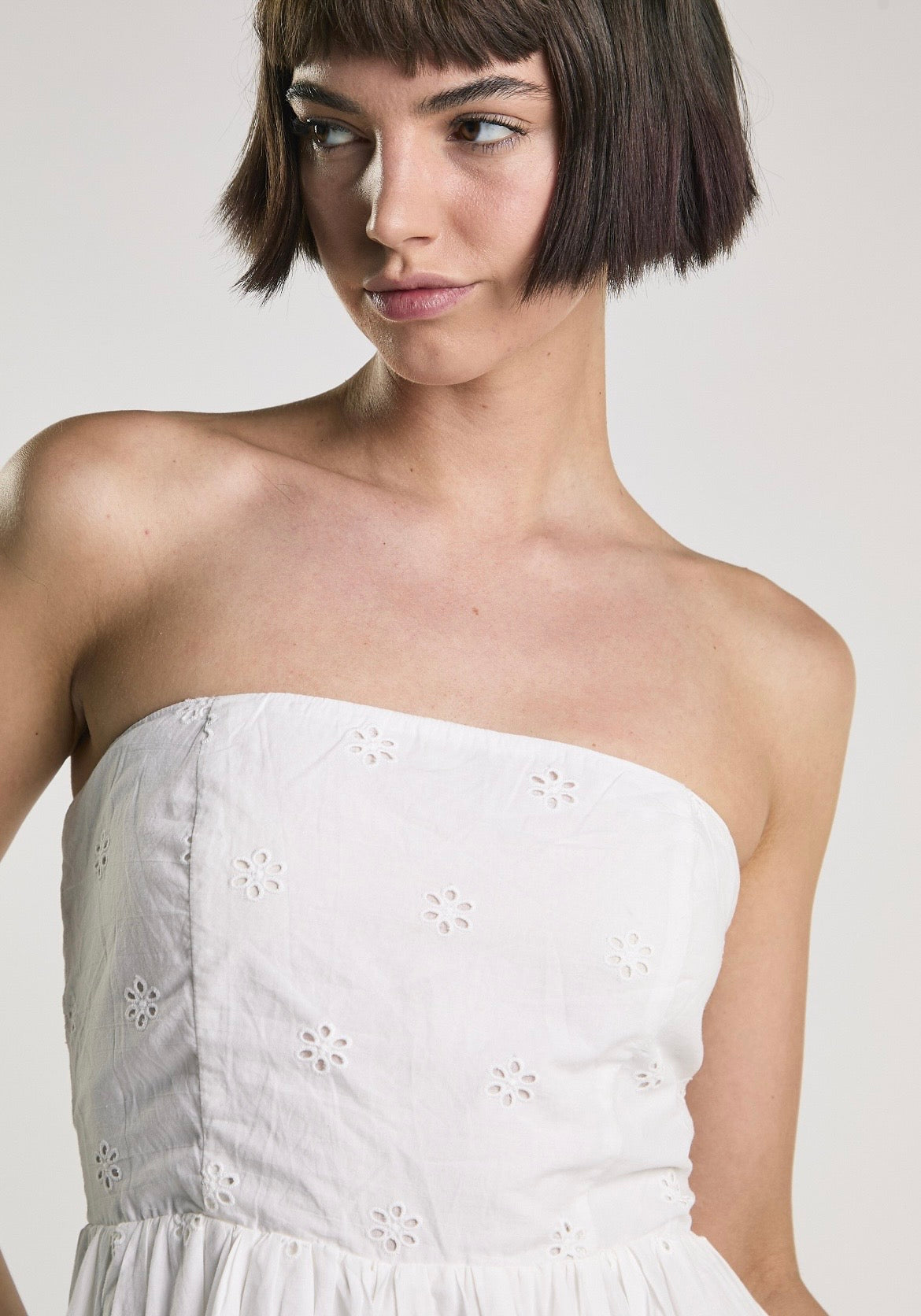 Abito bianco con ricamo sangallo - Glamorous AN5674