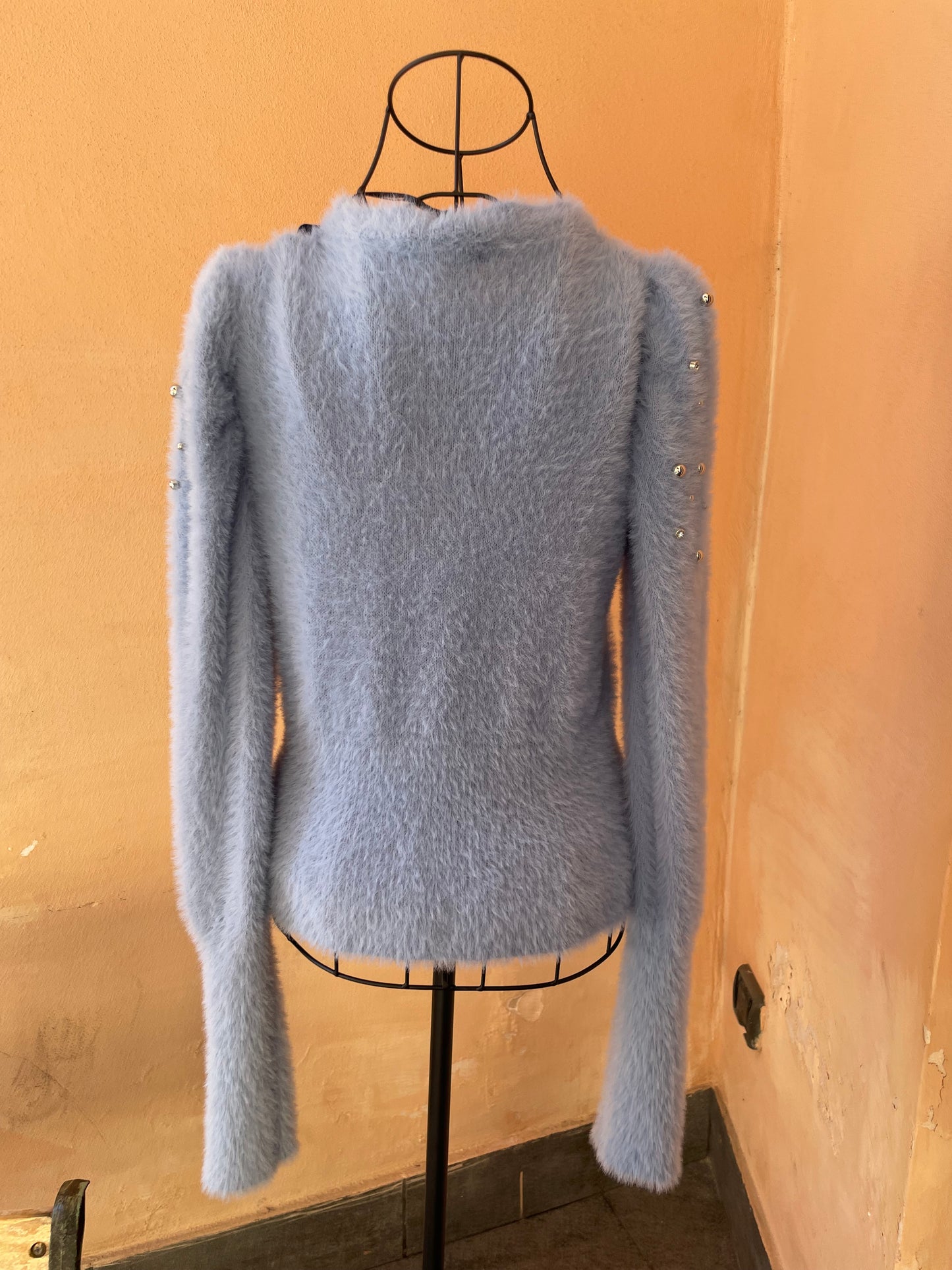 Maglione con borchie e strass