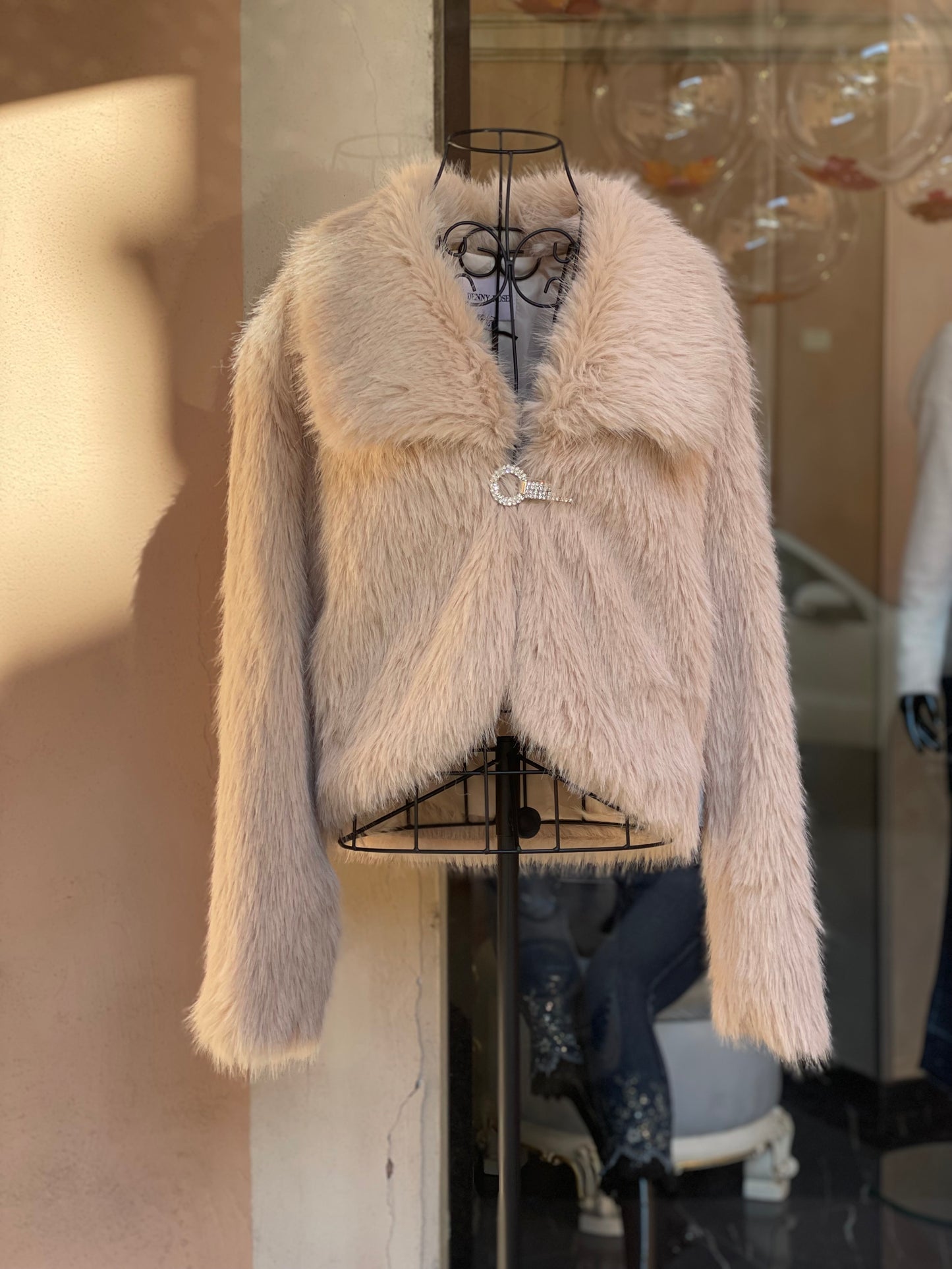 Pelliccia ecologica con pietre