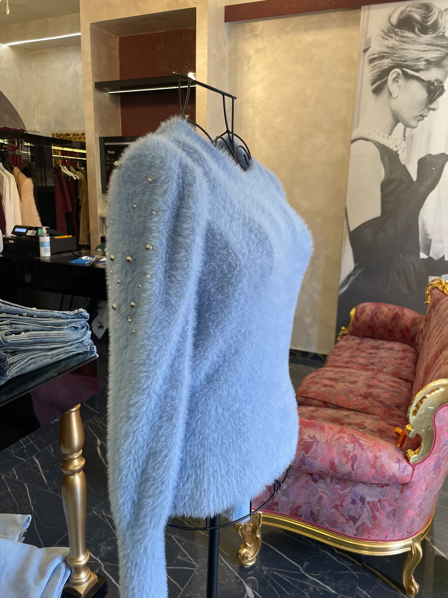 Maglione con borchie e strass