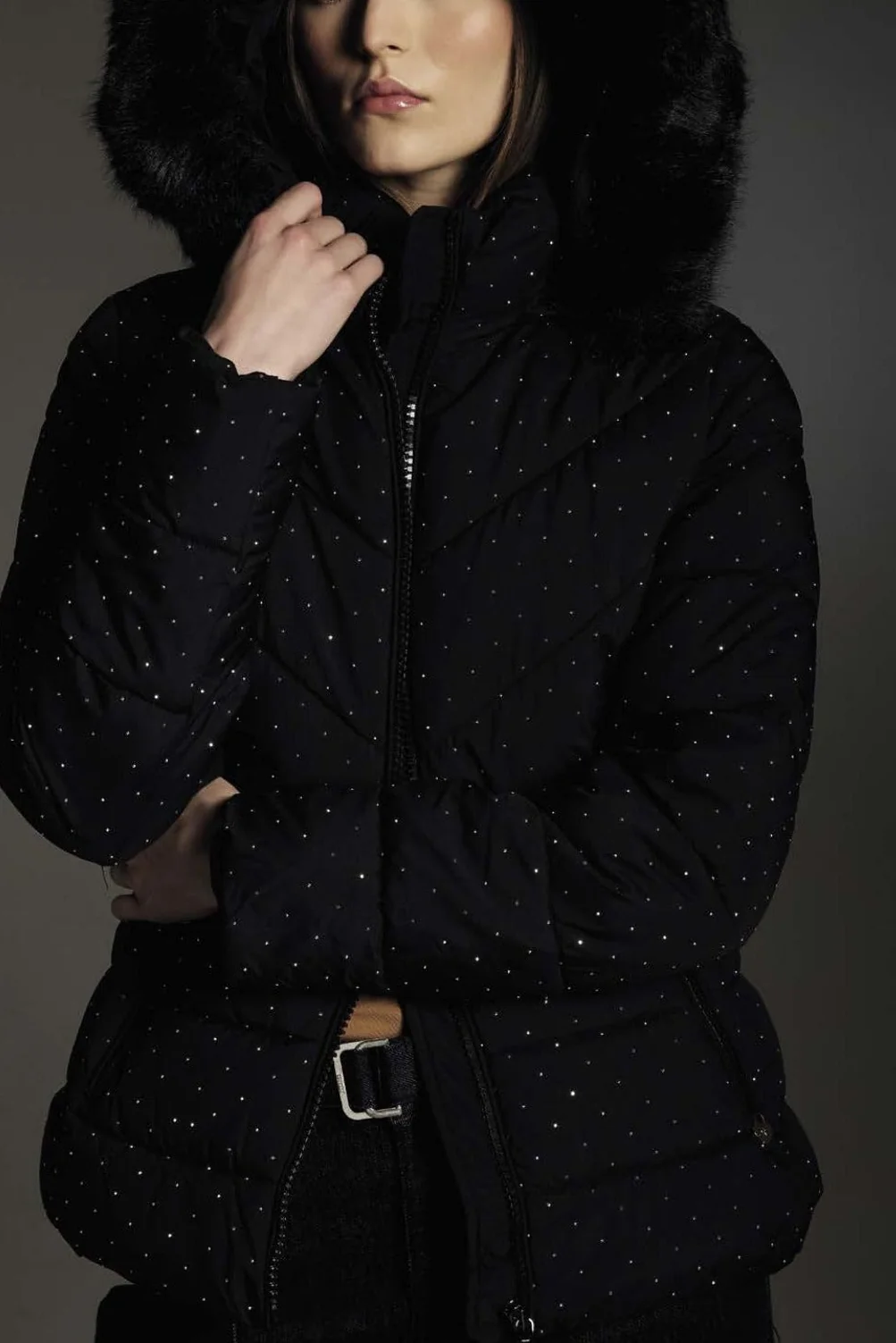 PIUMINO NERO STRASS CON CAPPUCCIO ECOFUR