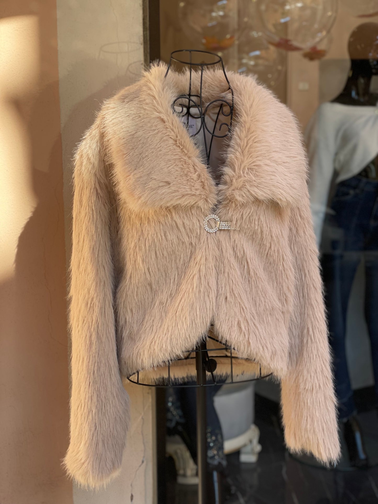 Pelliccia ecologica con pietre