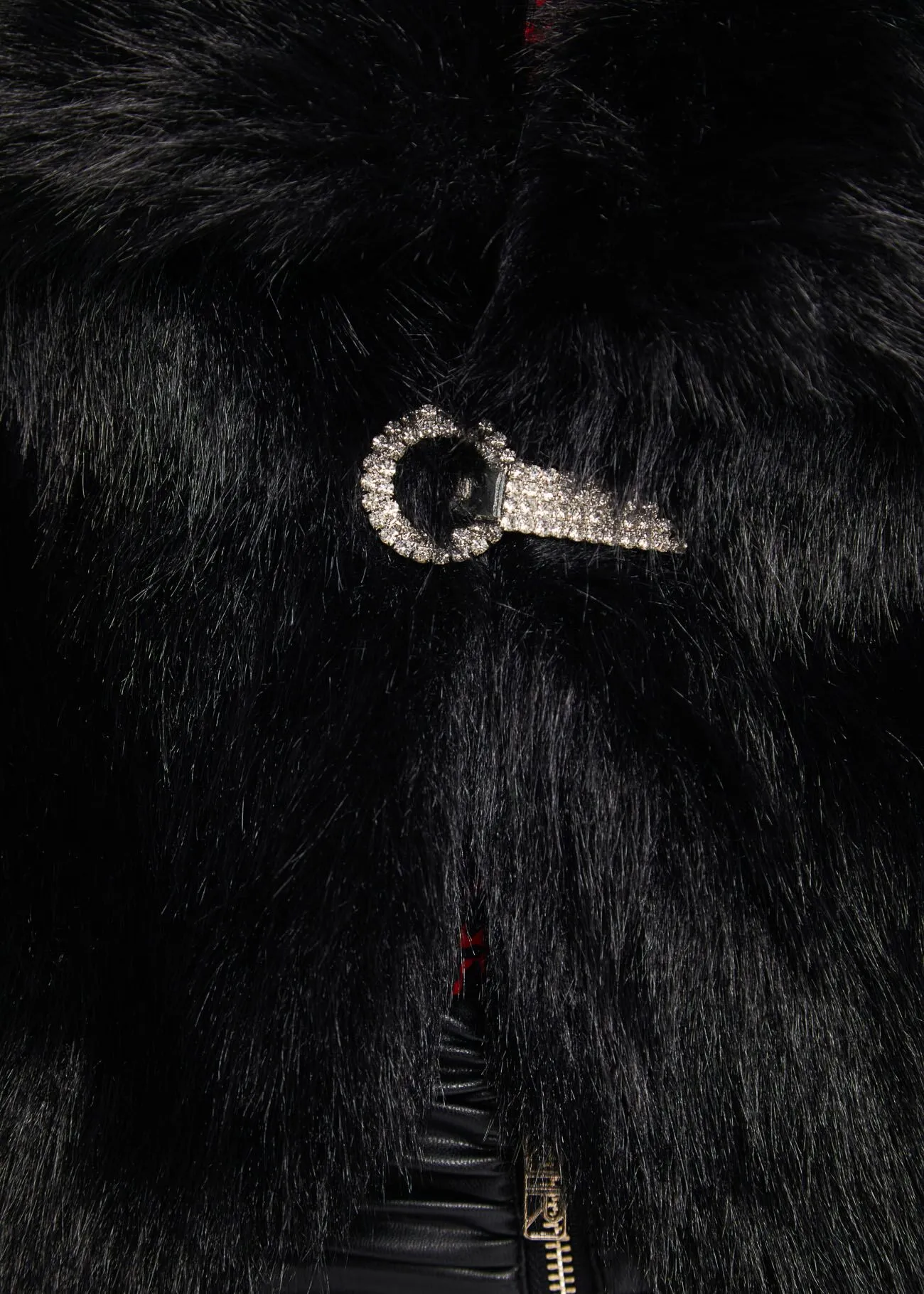 Pelliccia ecologica con pietre