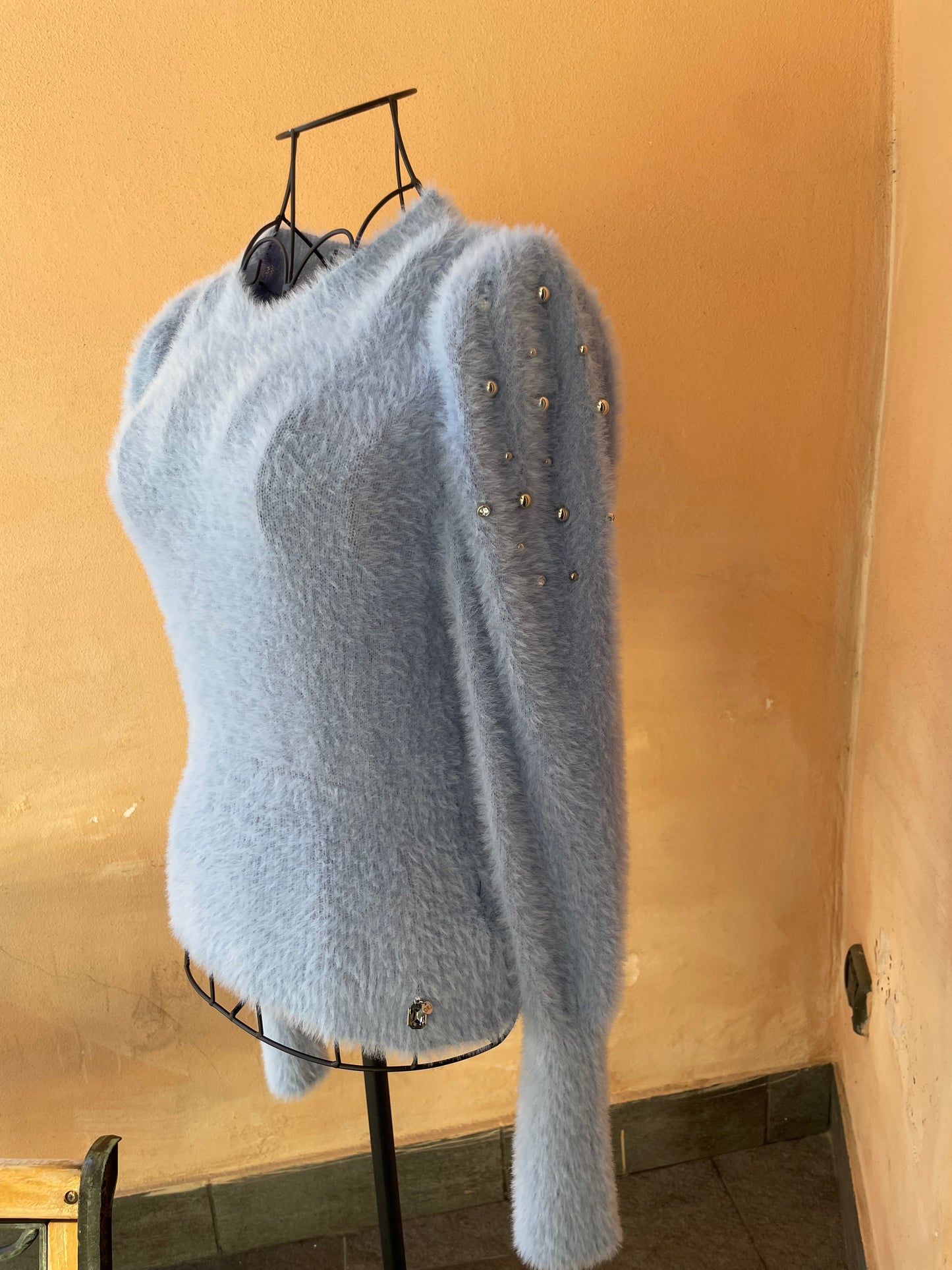 Maglione con borchie e strass