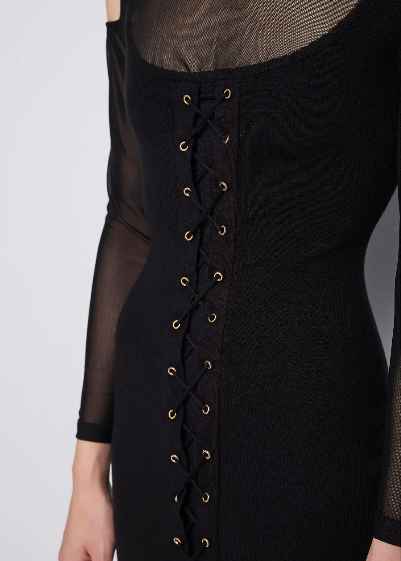 Abito nero in maglia con tulle