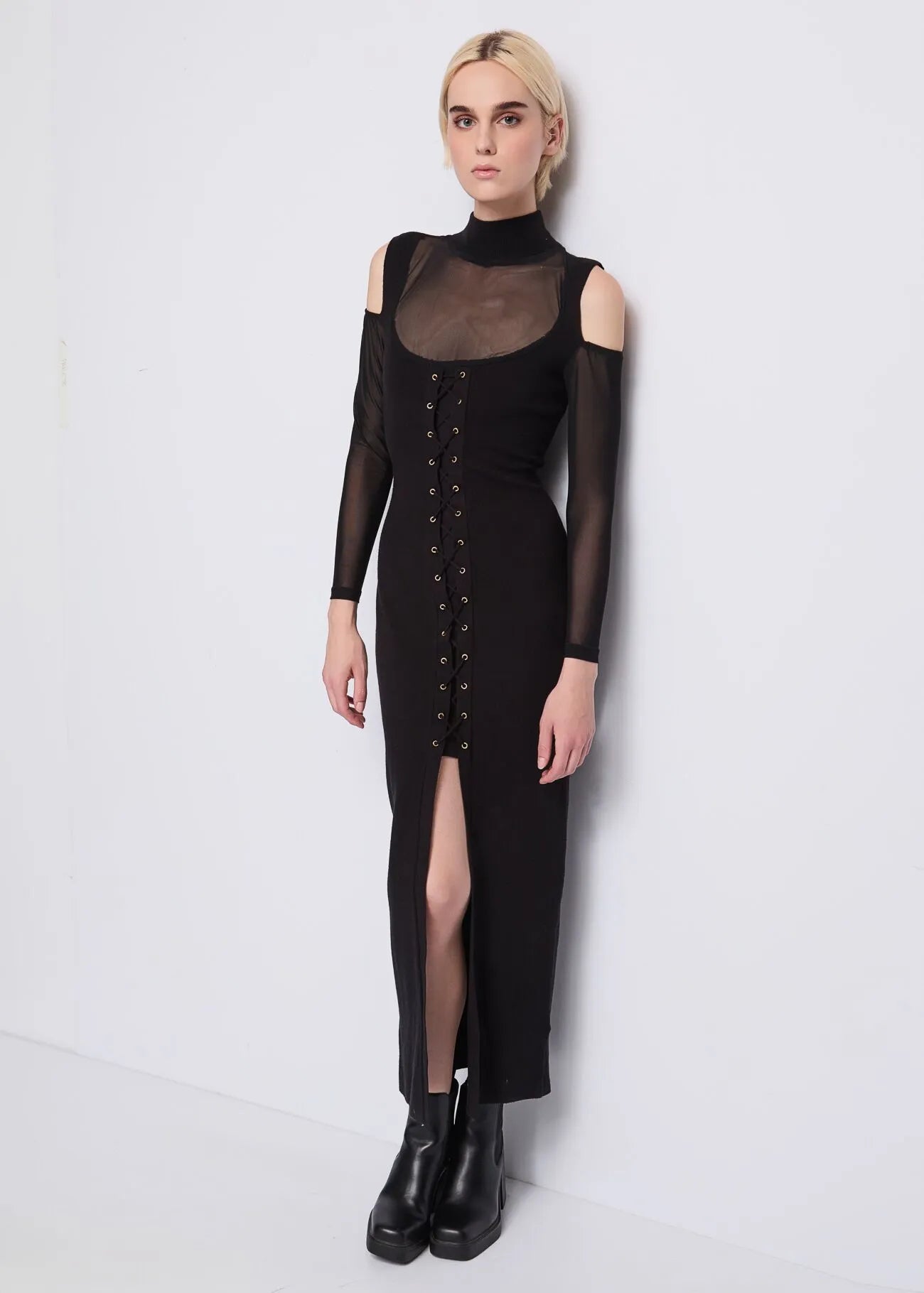 Abito nero in maglia con tulle