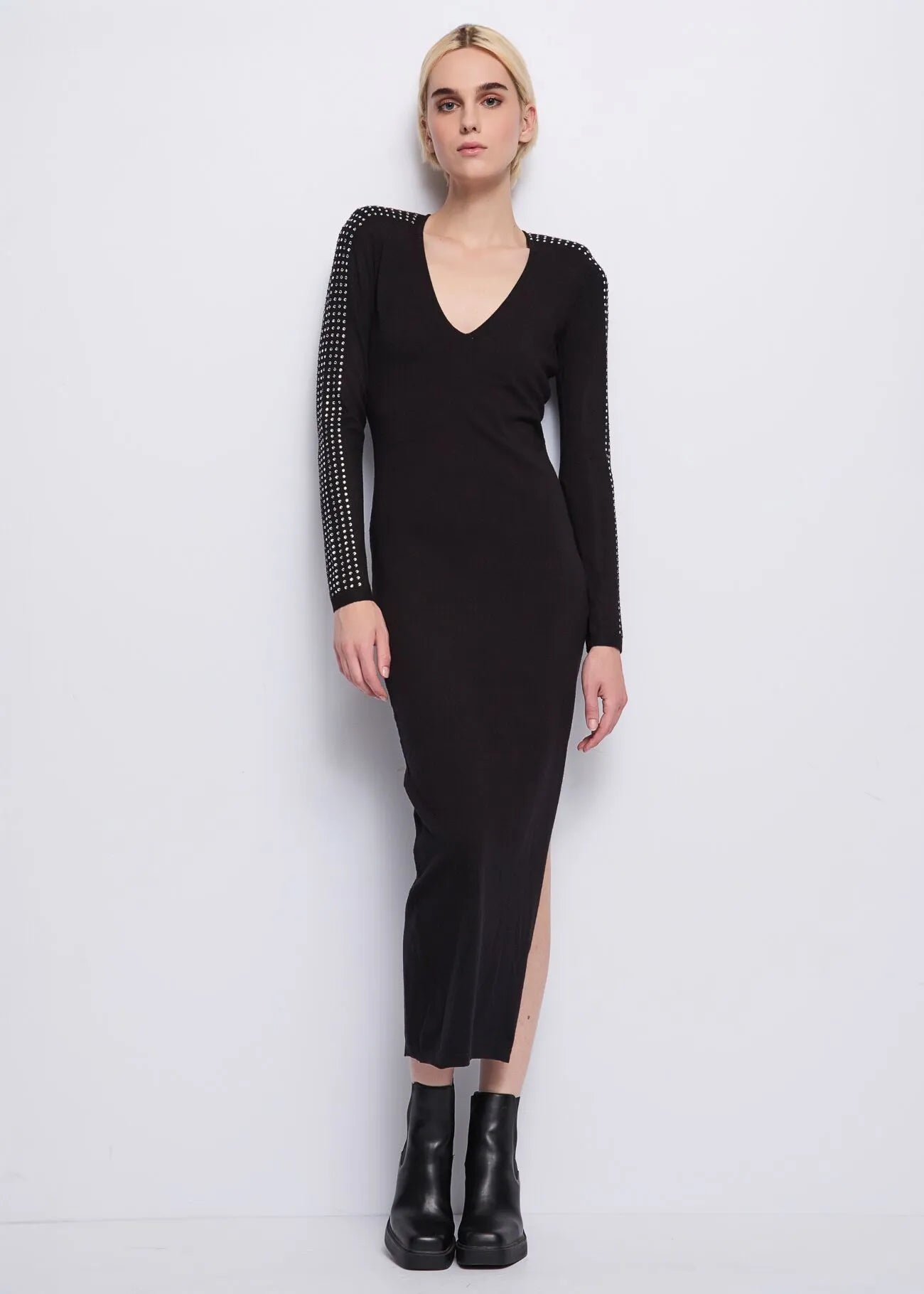 Abito nero in maglia con pietre