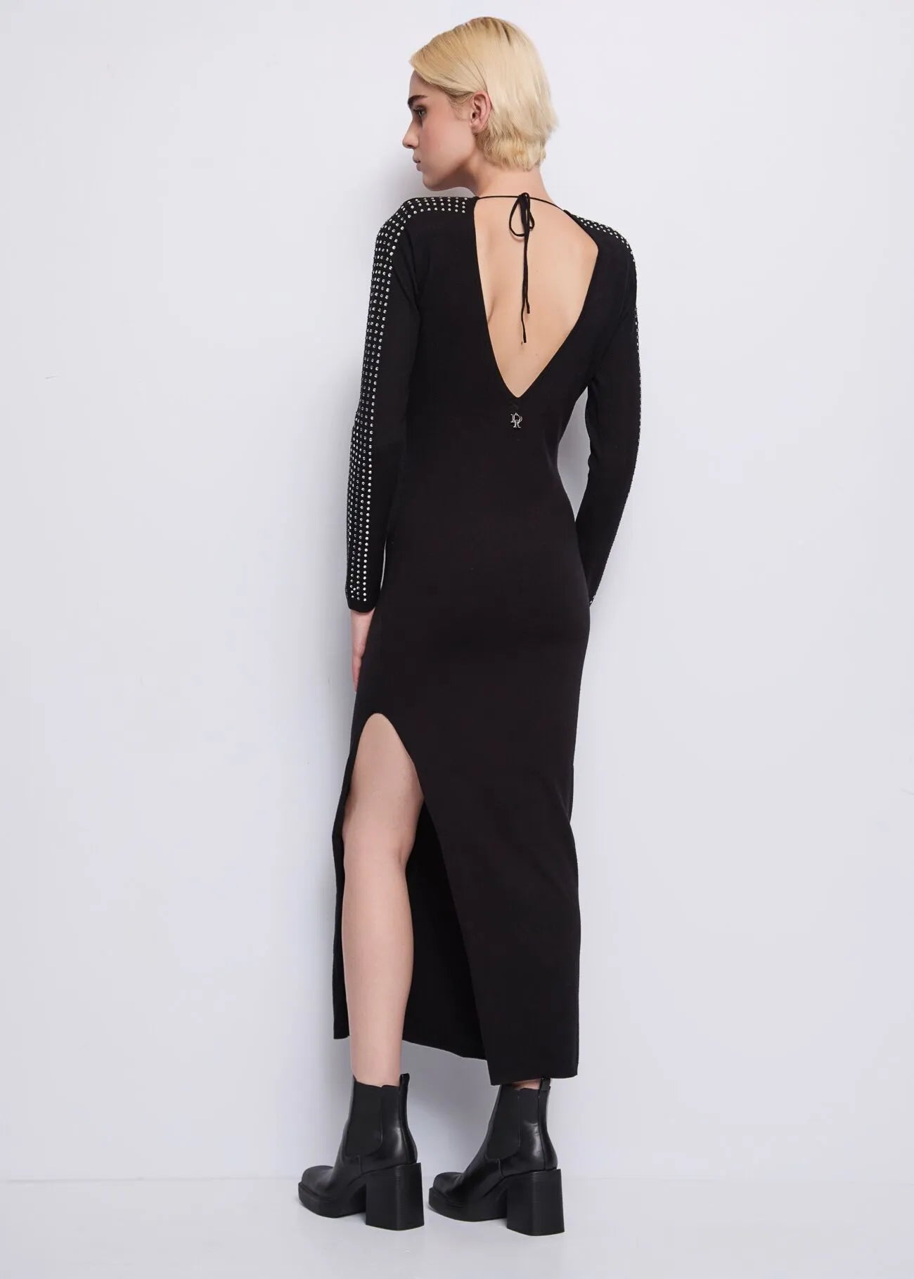 Abito nero in maglia con pietre