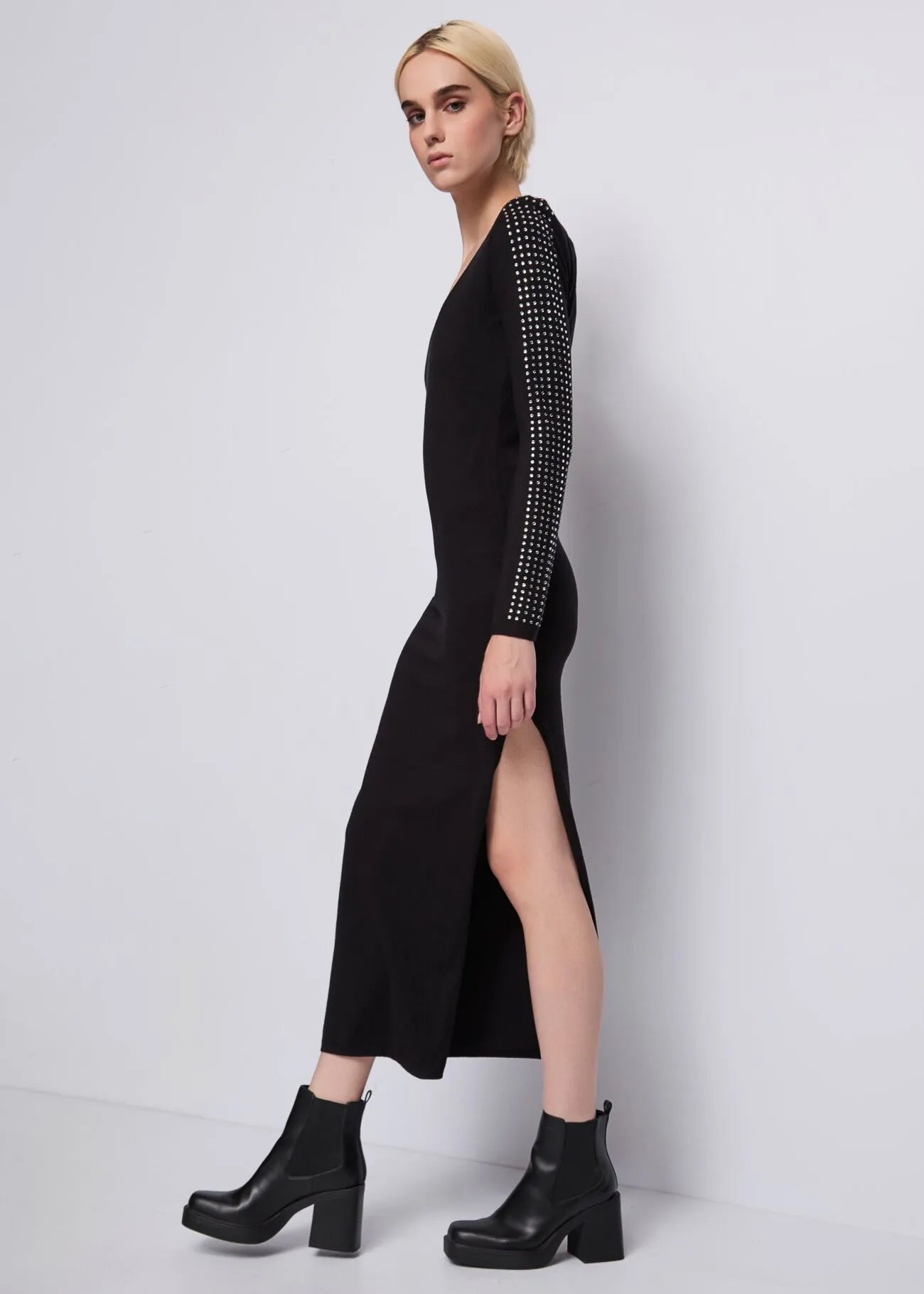 Abito nero in maglia con pietre