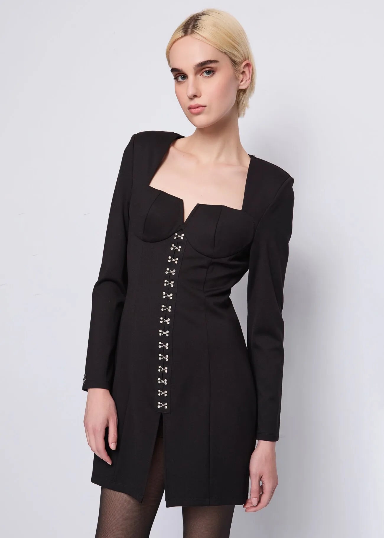 Abito nero tubino con ganci e strass