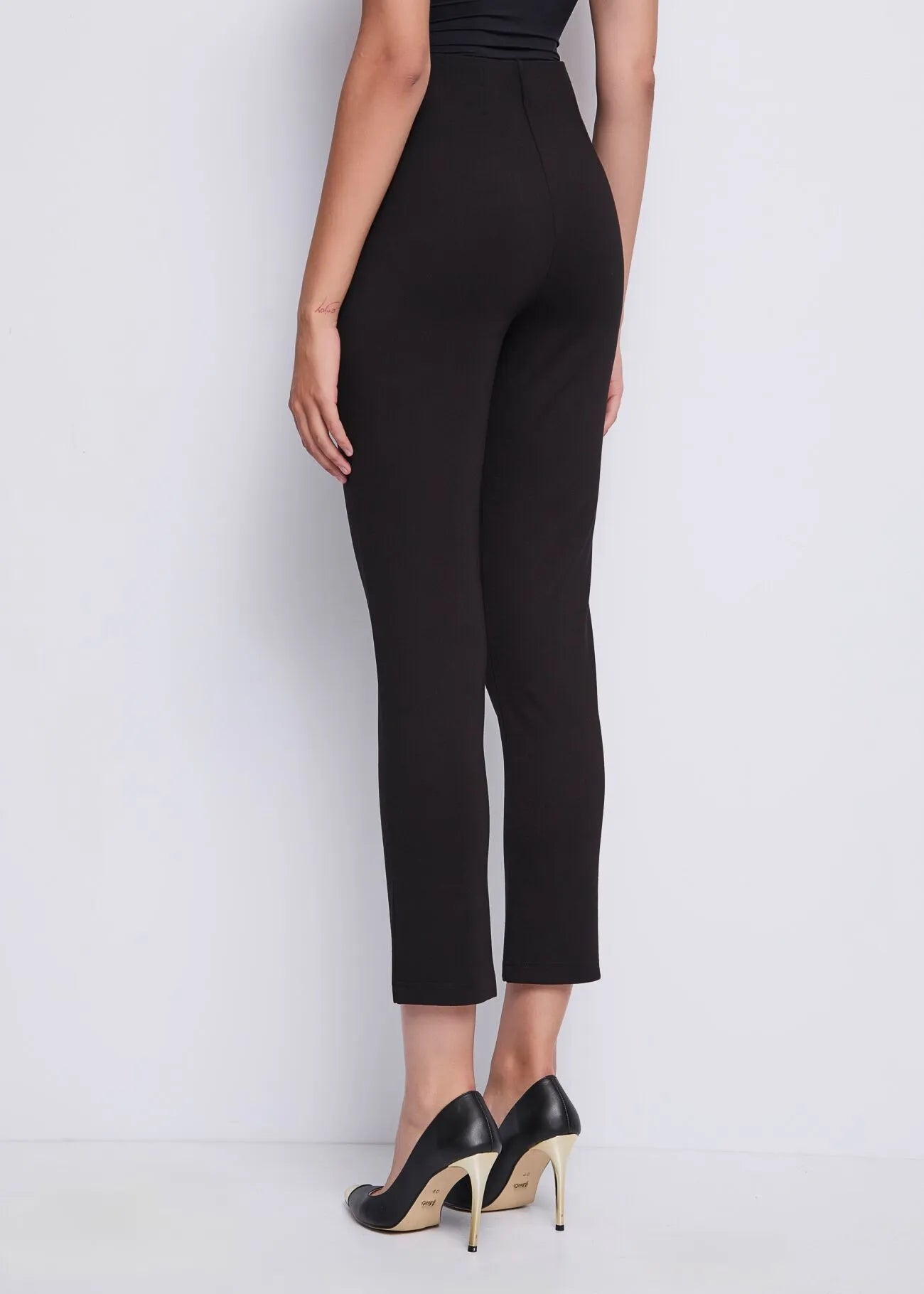 Pantaloni neri con spacchi