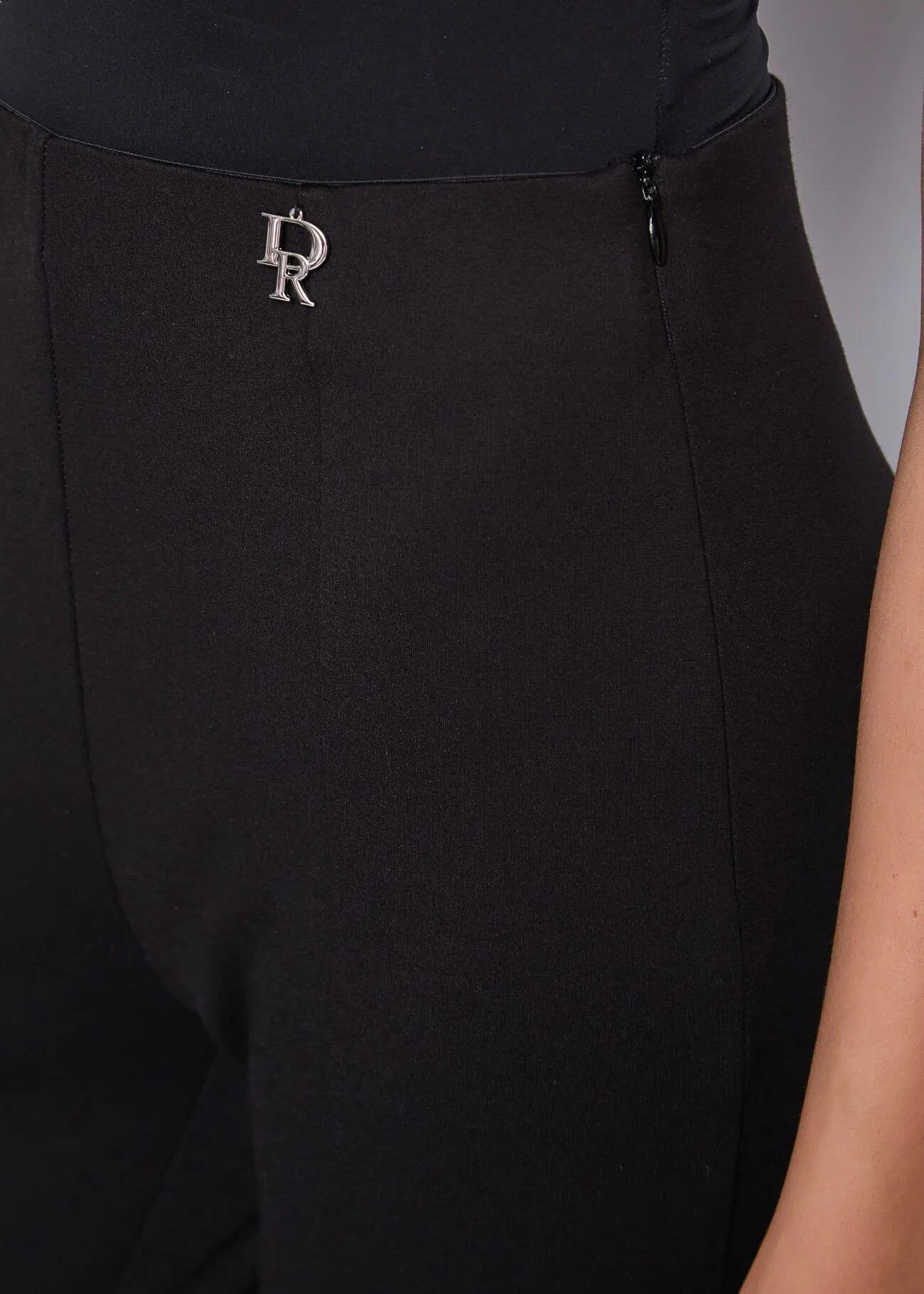 Pantaloni neri con spacchi