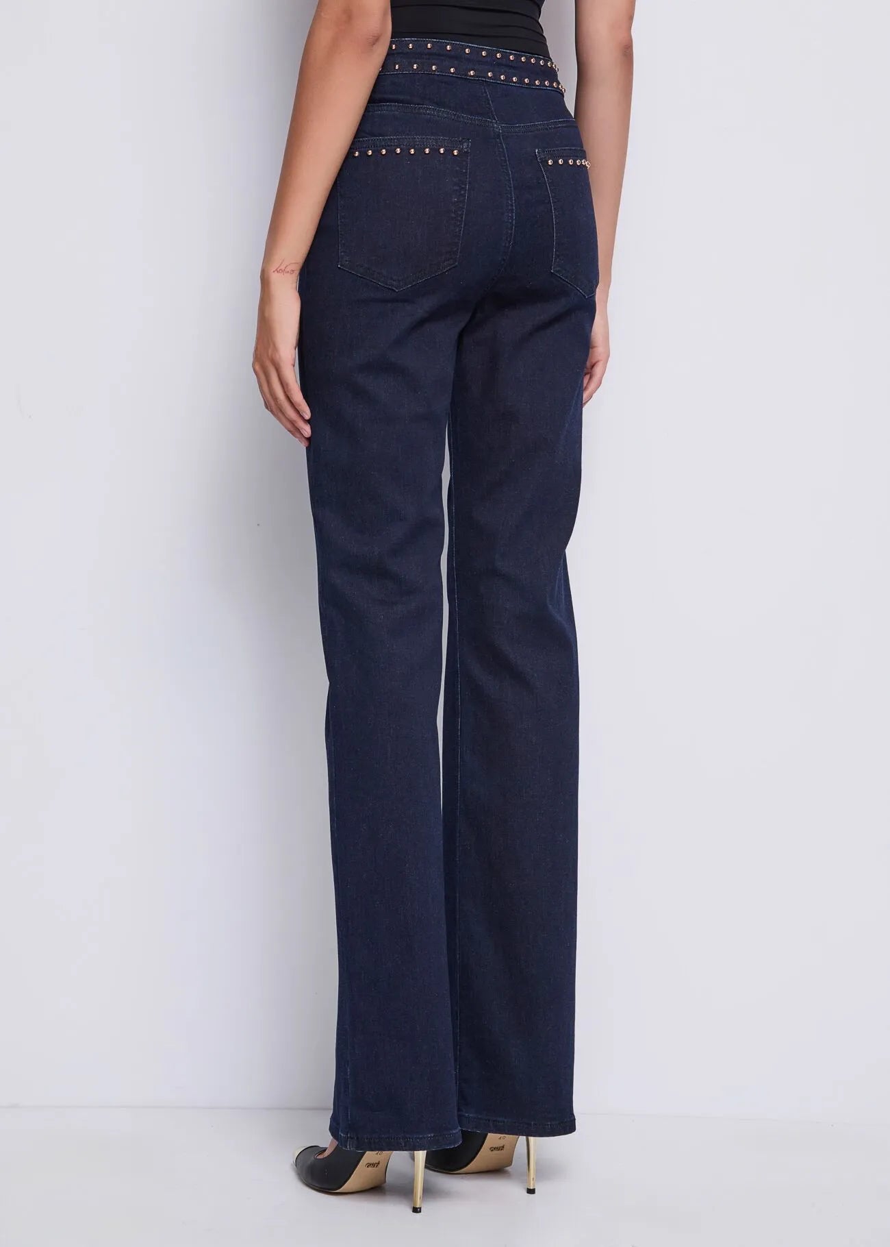 Jeans con catena e borchie