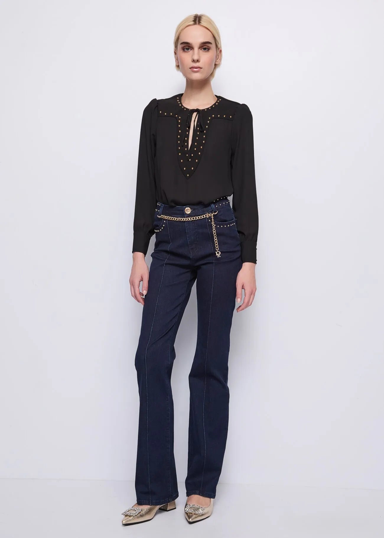 Jeans con catena e borchie