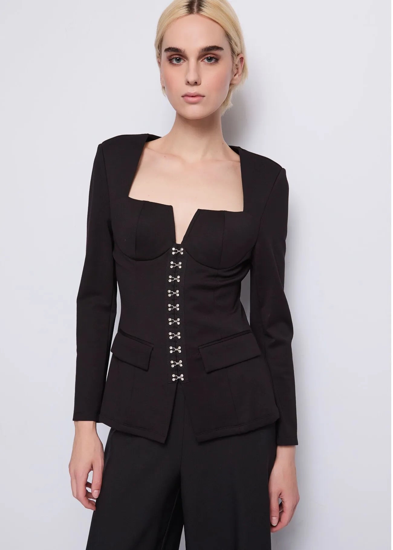 Giacca nera con ganci