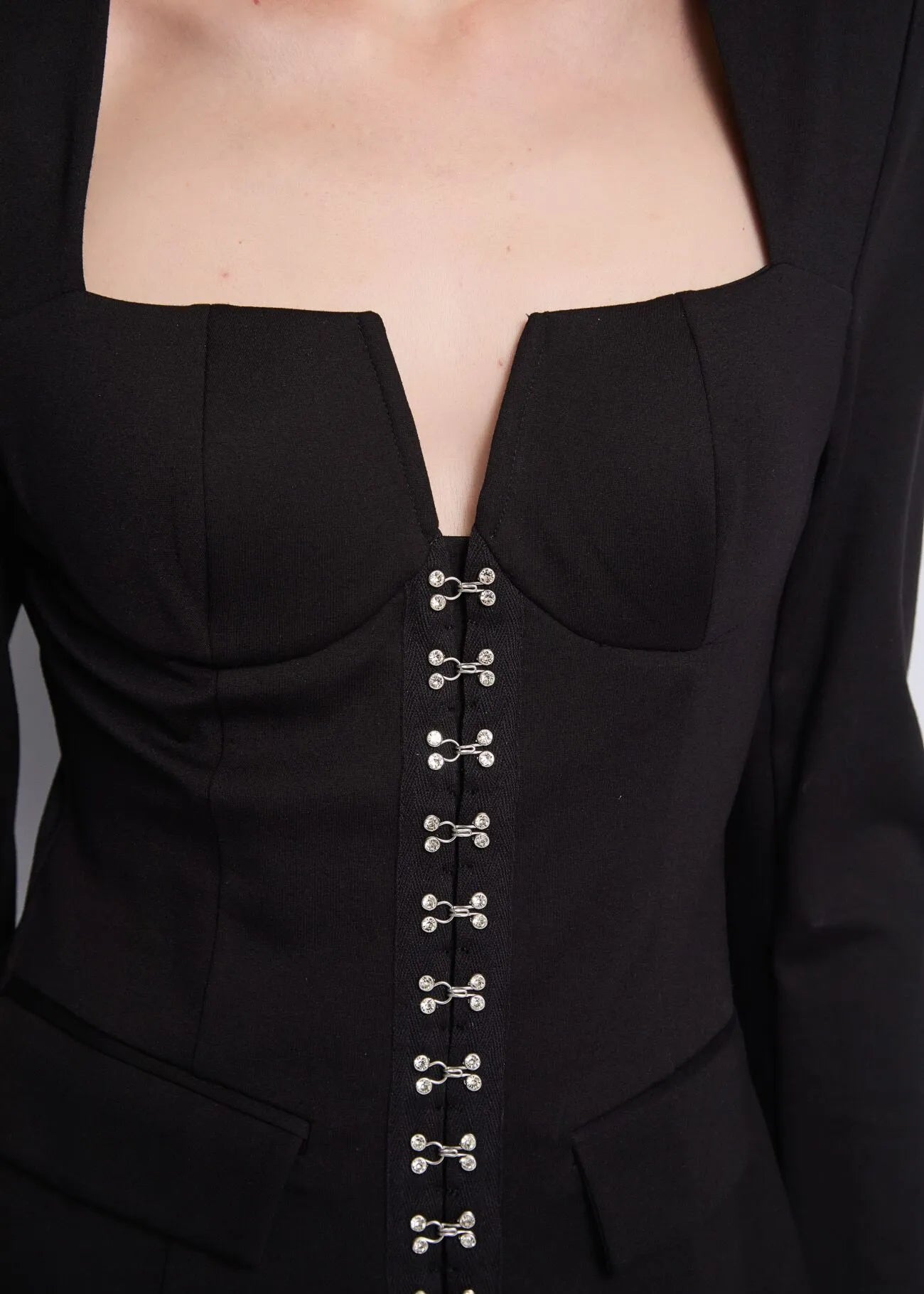 Giacca nera con ganci