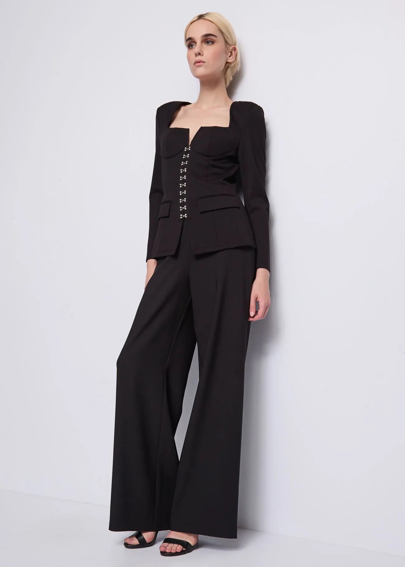 Giacca nera con ganci