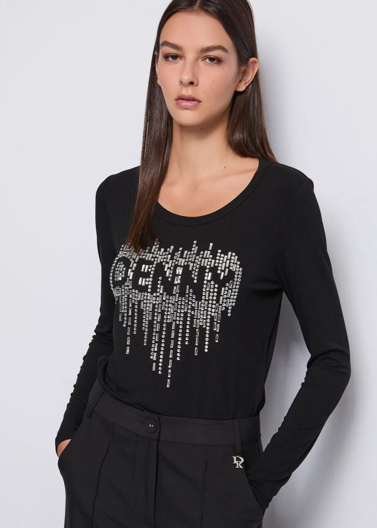 Maglietta nera con cuore e strass