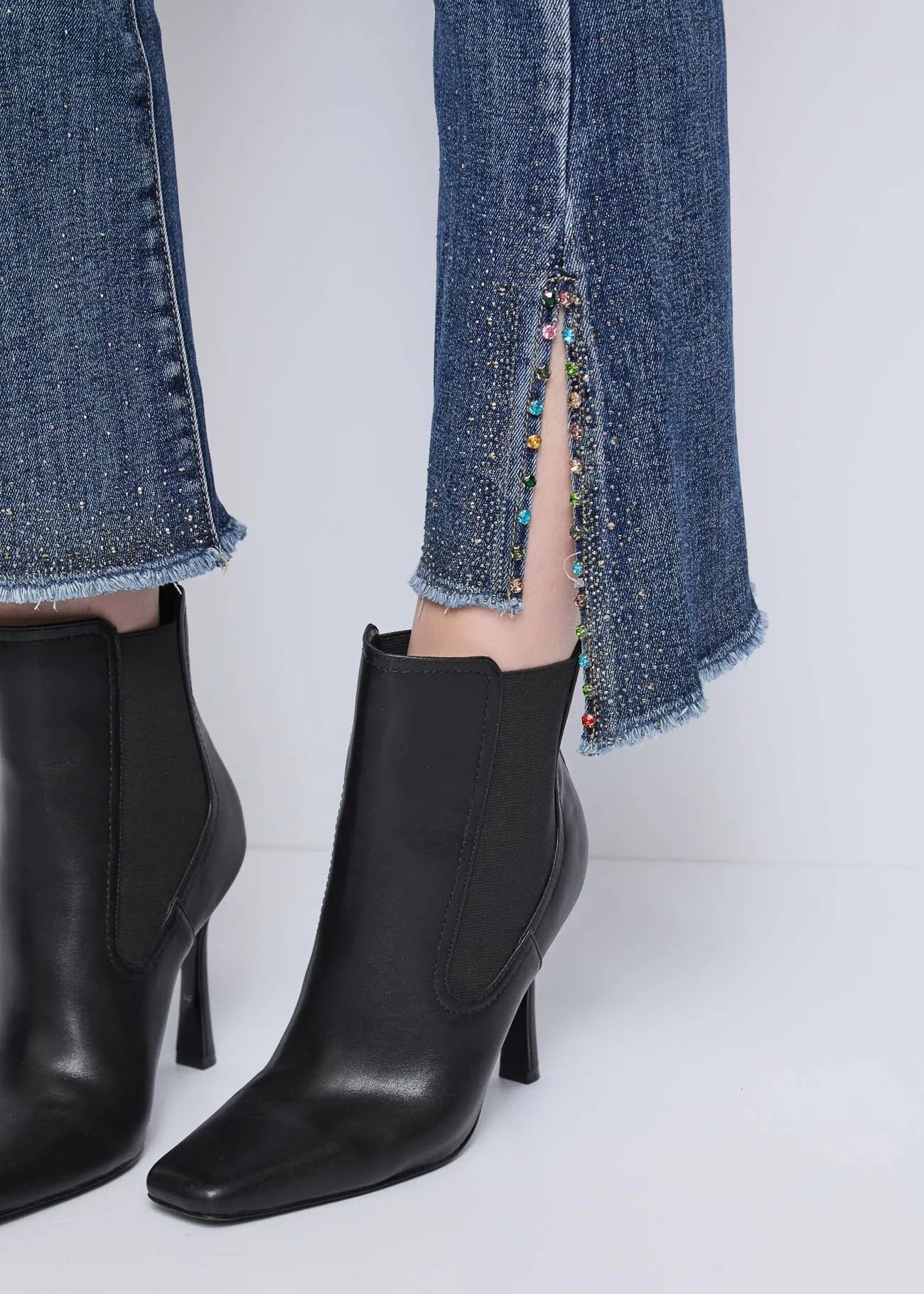 Jeans a zampa in cotone con strass