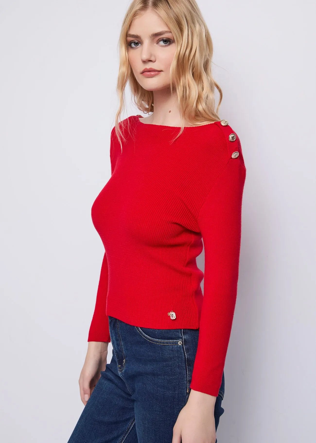 Maglione rosso con bottoni