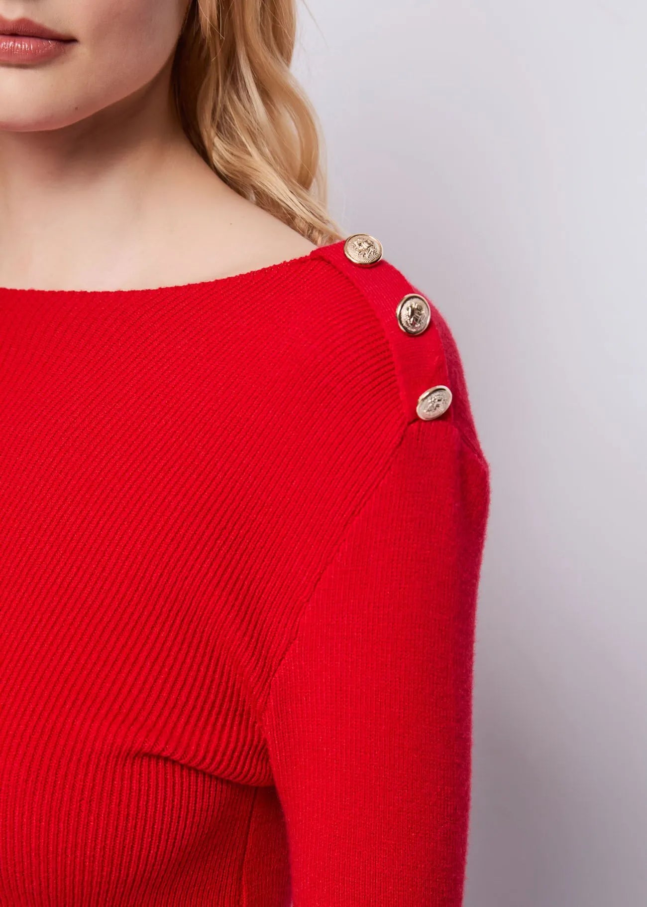 Maglione rosso con bottoni