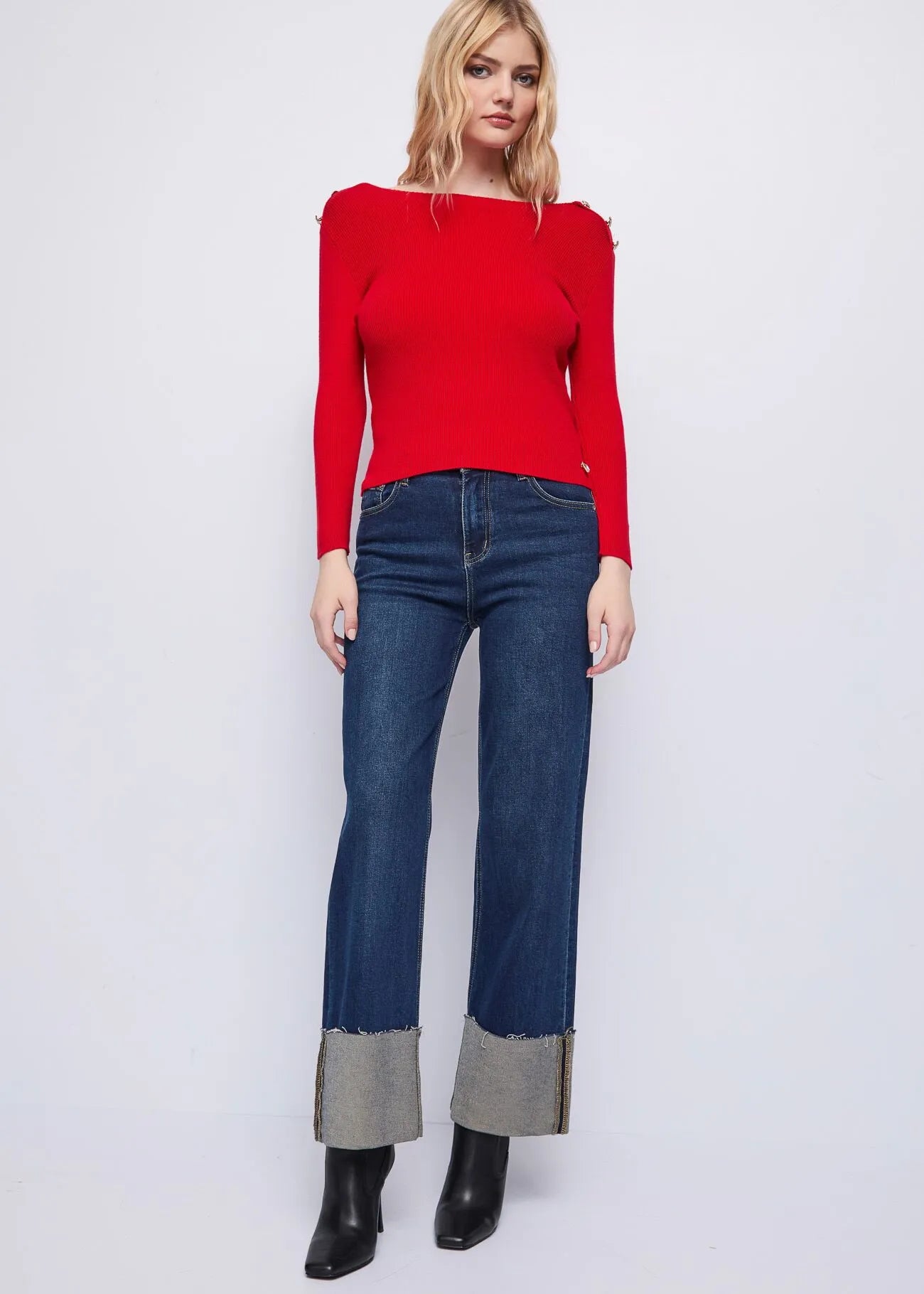 Maglione rosso con bottoni