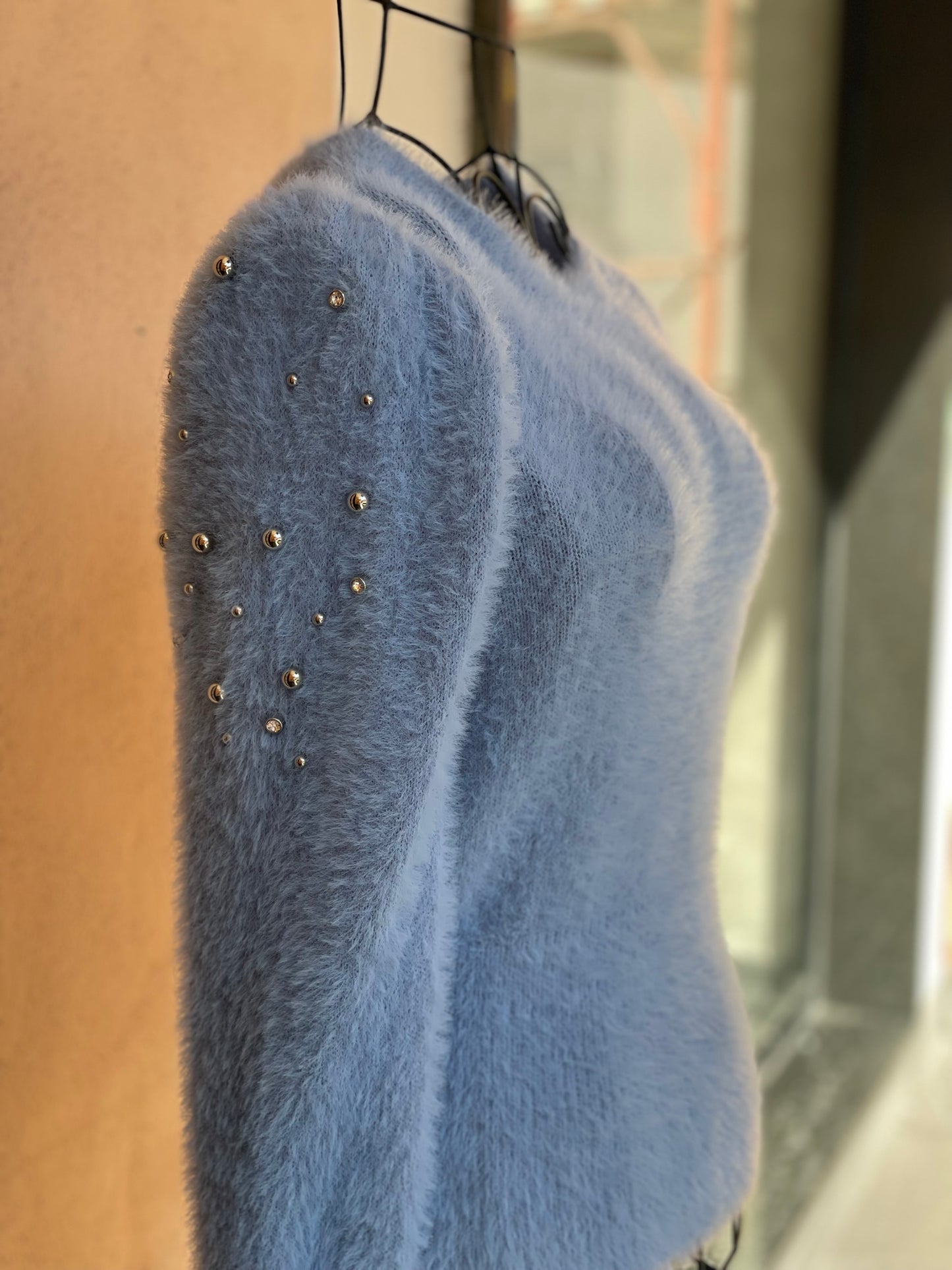 Maglione con borchie e strass