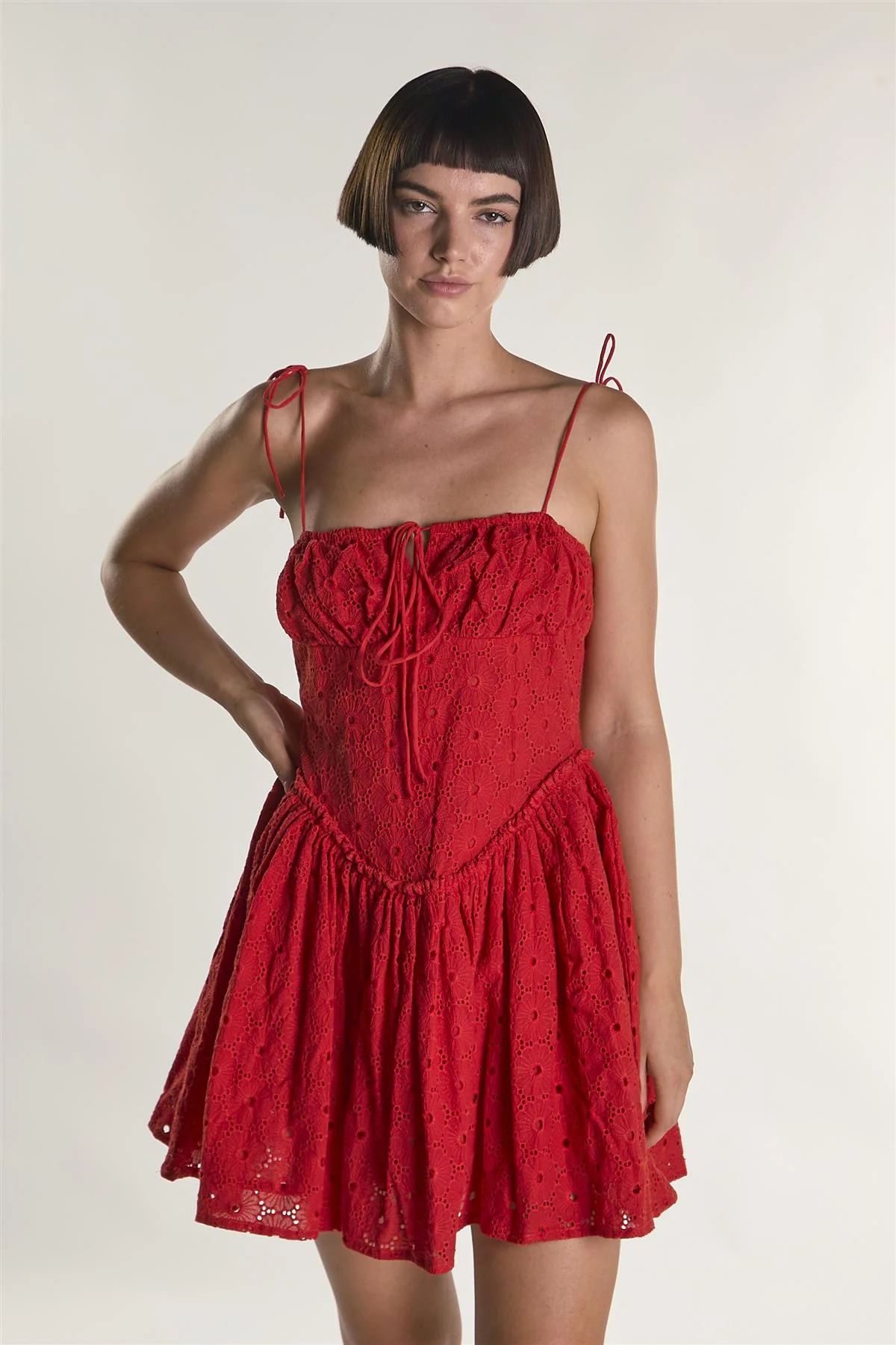 Abito Rosso Con Laccetti Ricamati