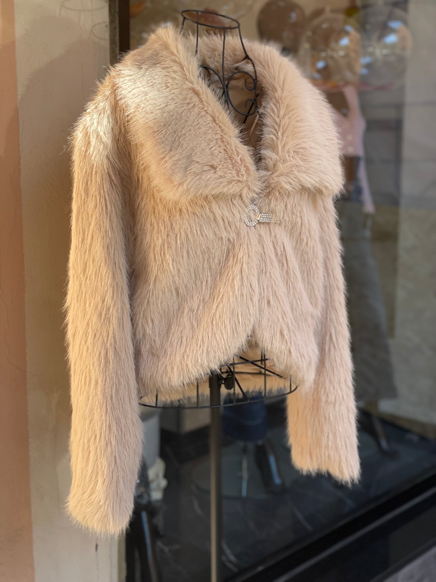 Pelliccia ecologica con pietre