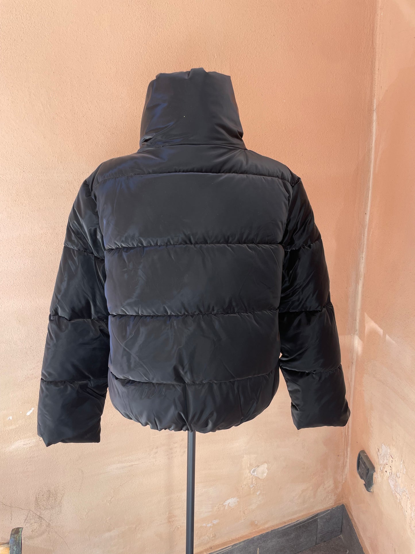 Piumino nero in nylon lucido