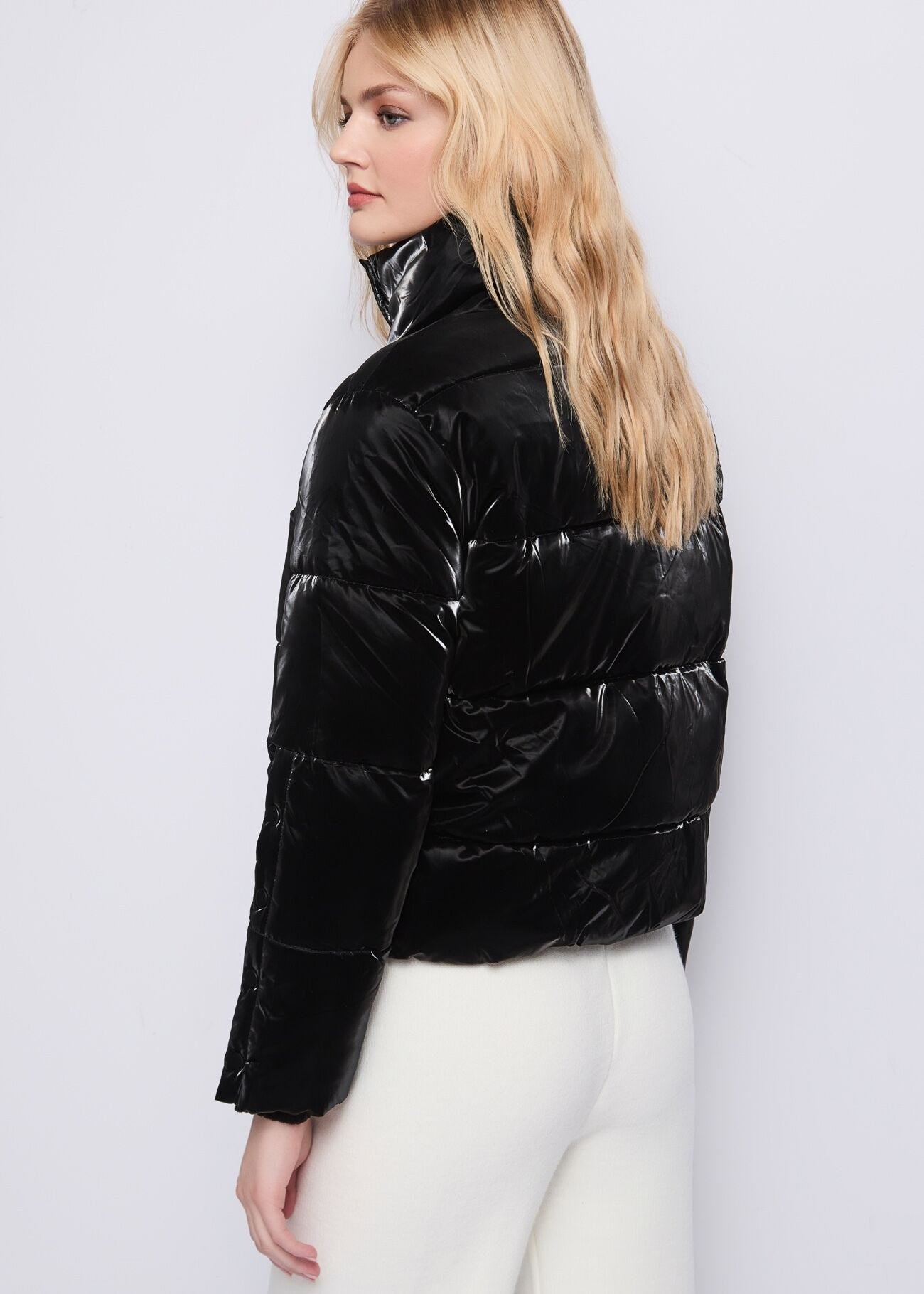 Piumino nero in nylon lucido