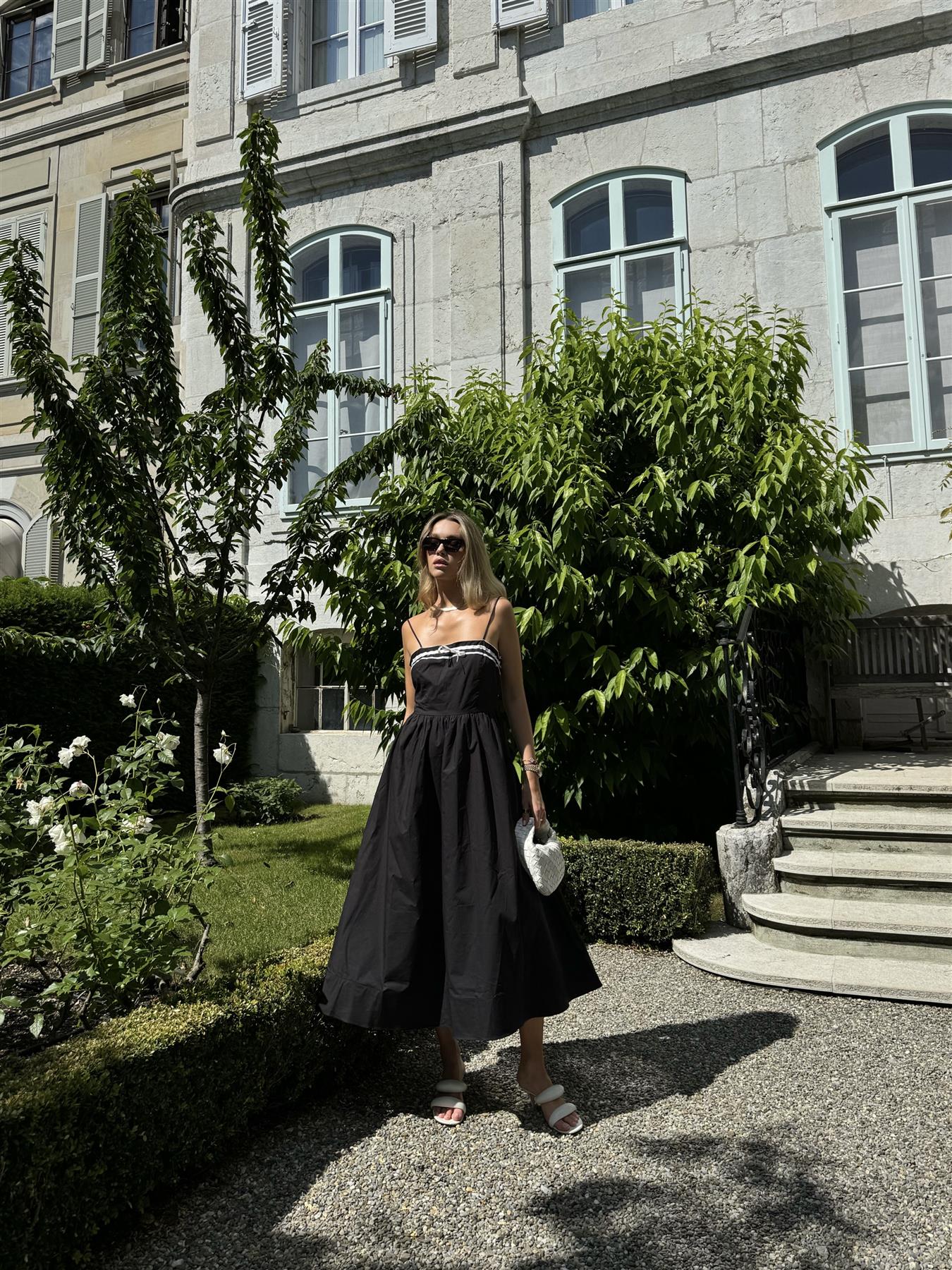 Abito lungo nero con scollo a barchetta