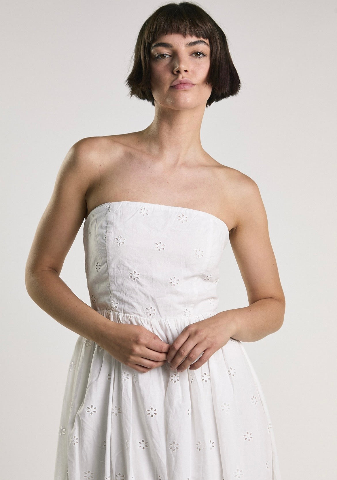 Abito bianco con ricamo sangallo - Glamorous AN5674