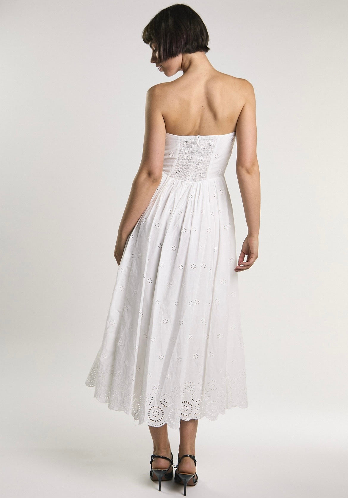 Abito bianco con ricamo sangallo - Glamorous AN5674