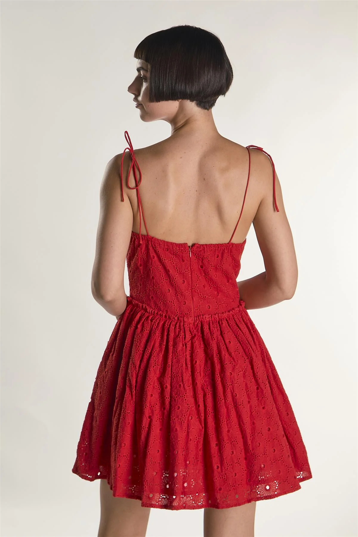 Abito Rosso Con Laccetti Ricamati