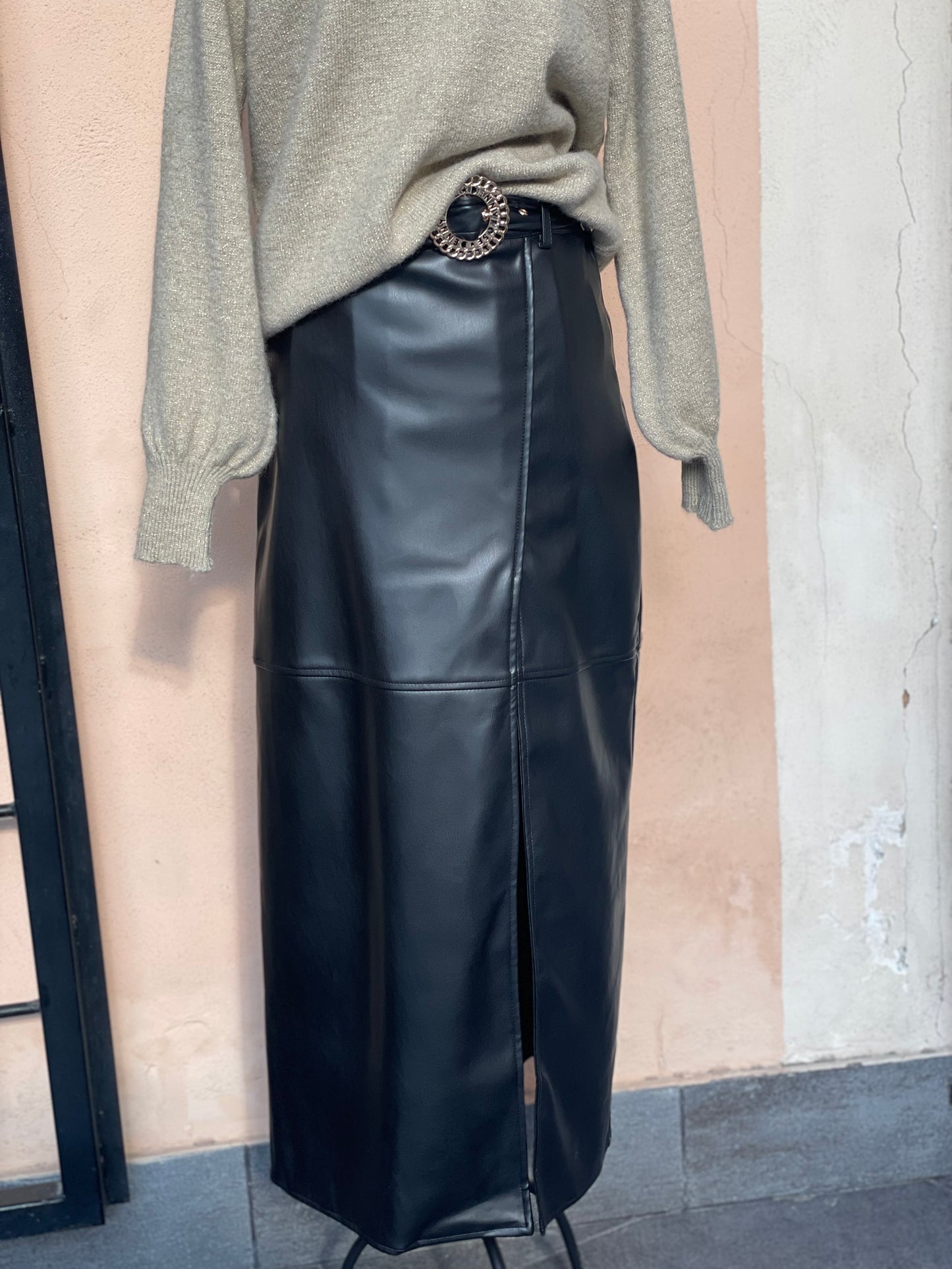 Gonna in similpelle con spacco