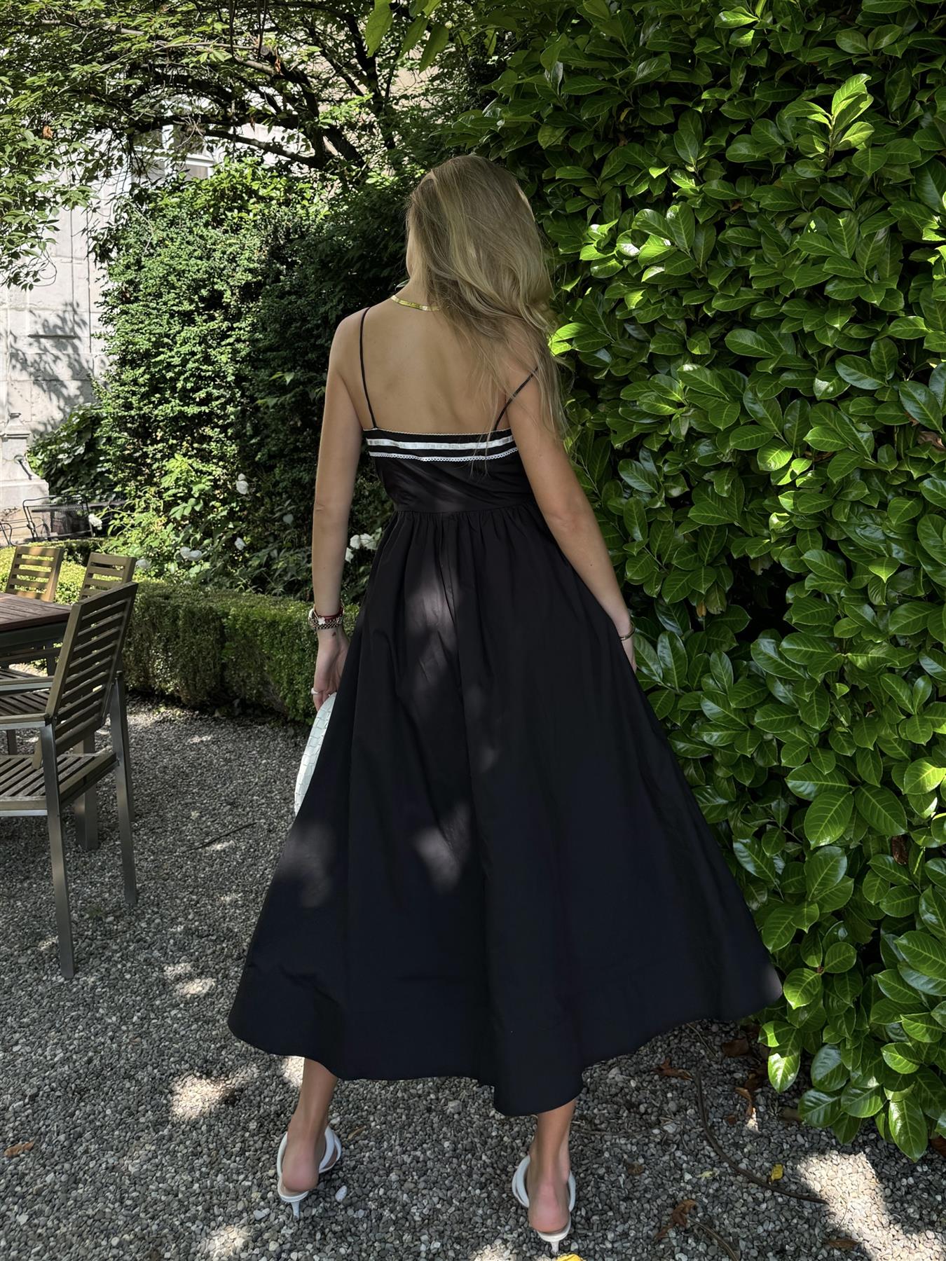 Abito lungo nero con scollo a barchetta