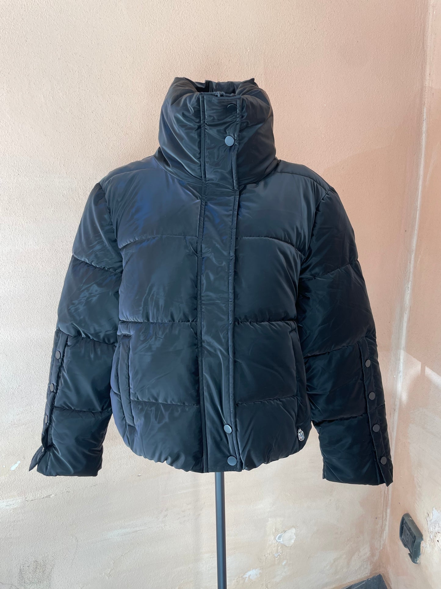 Piumino nero in nylon lucido