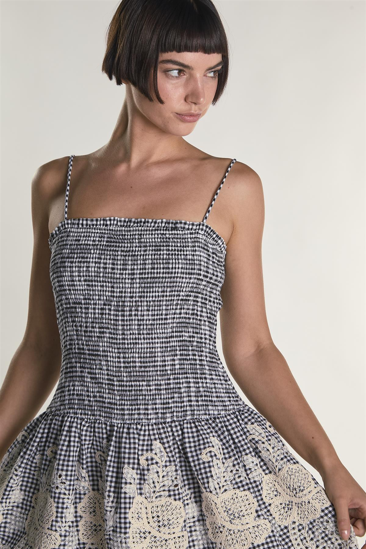 Mini Abito A Quadri Ricamato Con Scollo Quadrato E Arricciature