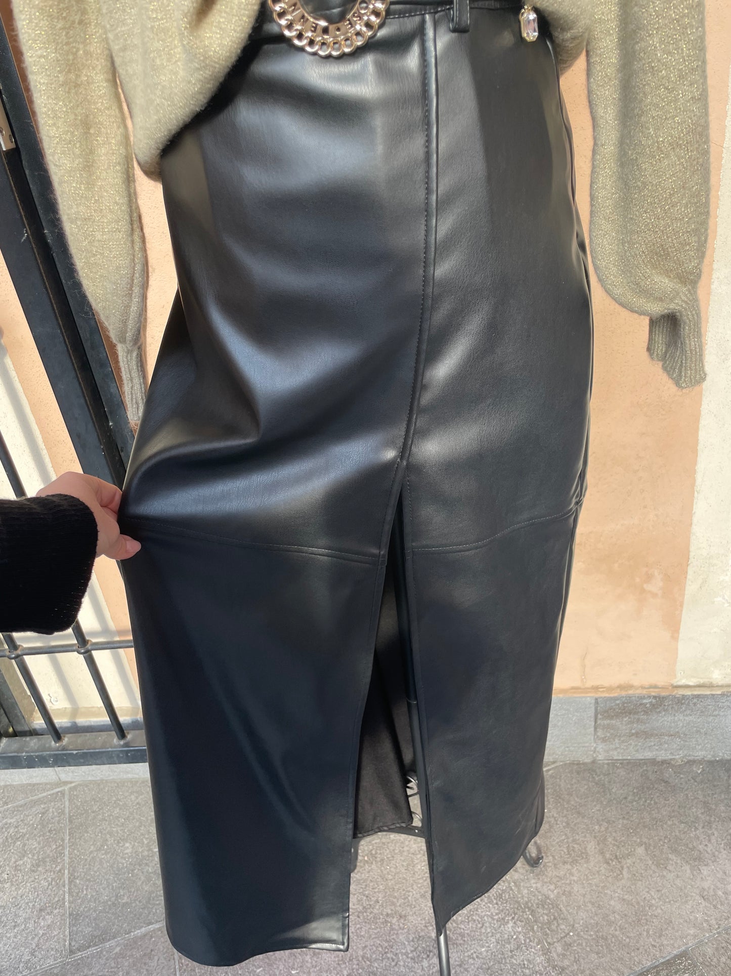 Gonna in similpelle con spacco