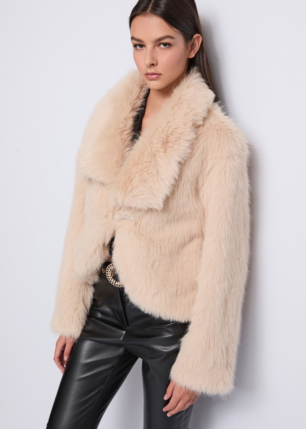 Pelliccia ecologica con pietre