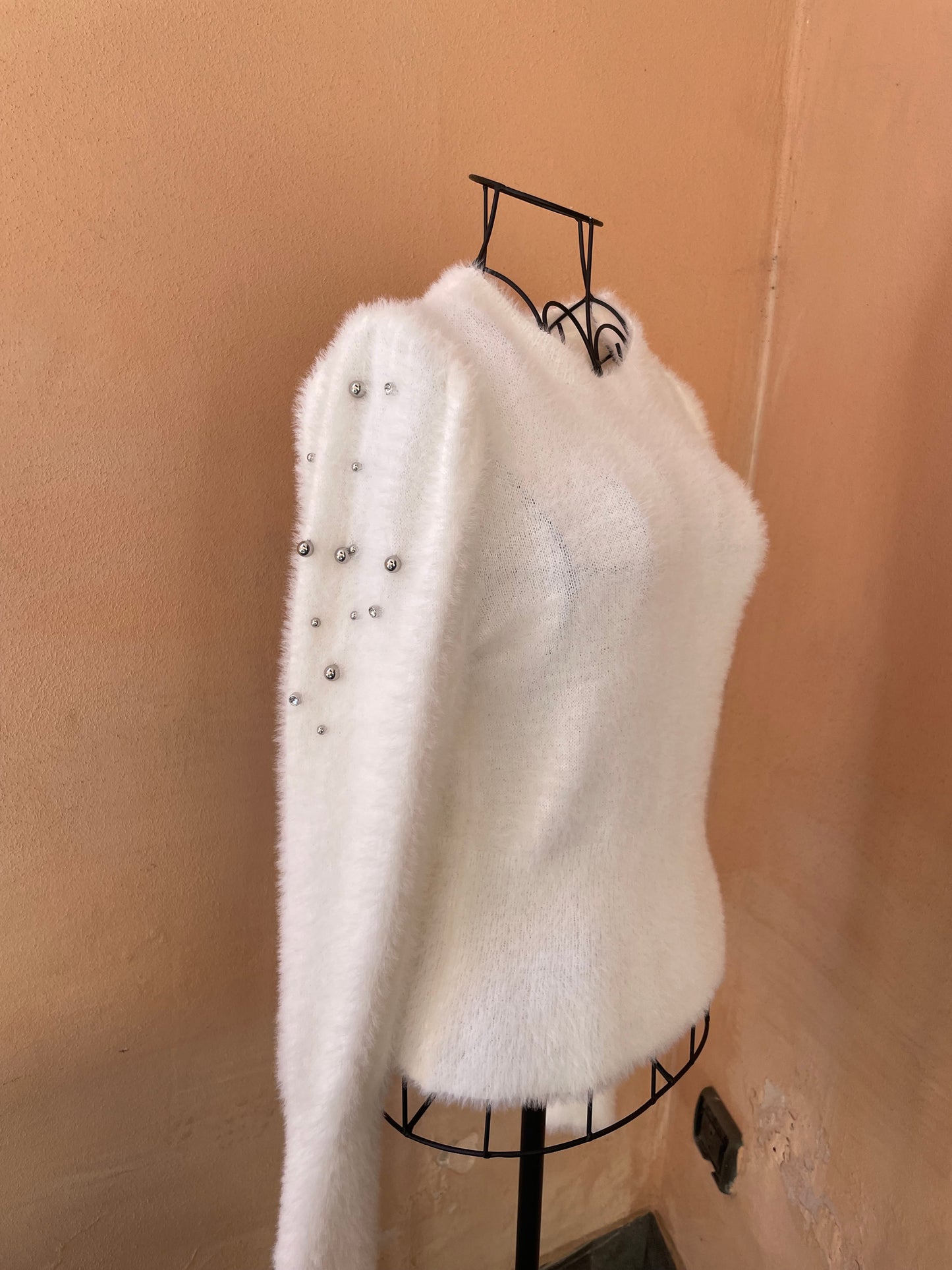 Maglione con borchie e strass